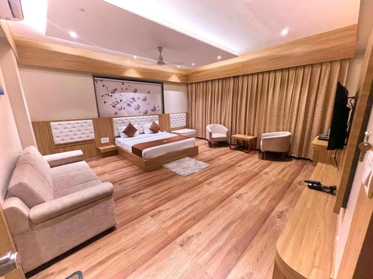 Photo of the whole room, Bed in Hotel 9 Coin