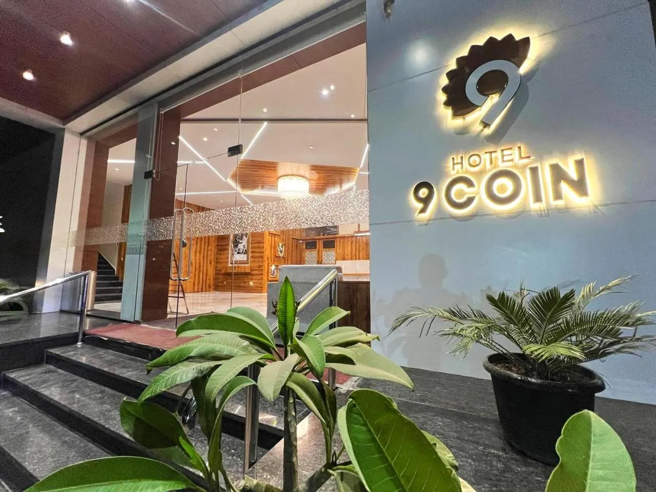 Facade/entrance in Hotel 9 Coin