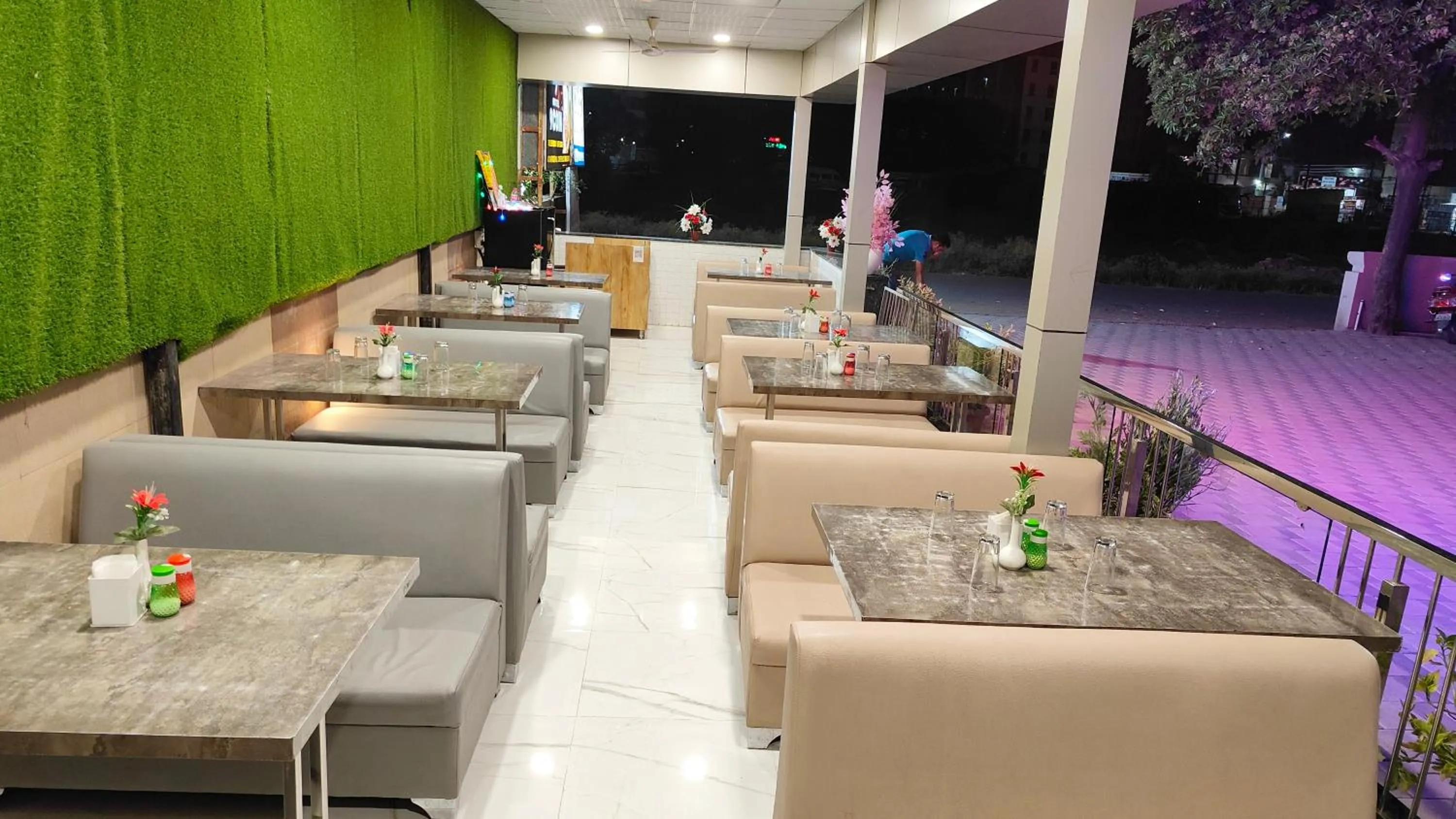 Restaurant/places to eat in Hotel 9 Coin