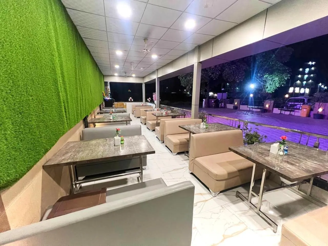 Restaurant/places to eat in Hotel 9 Coin