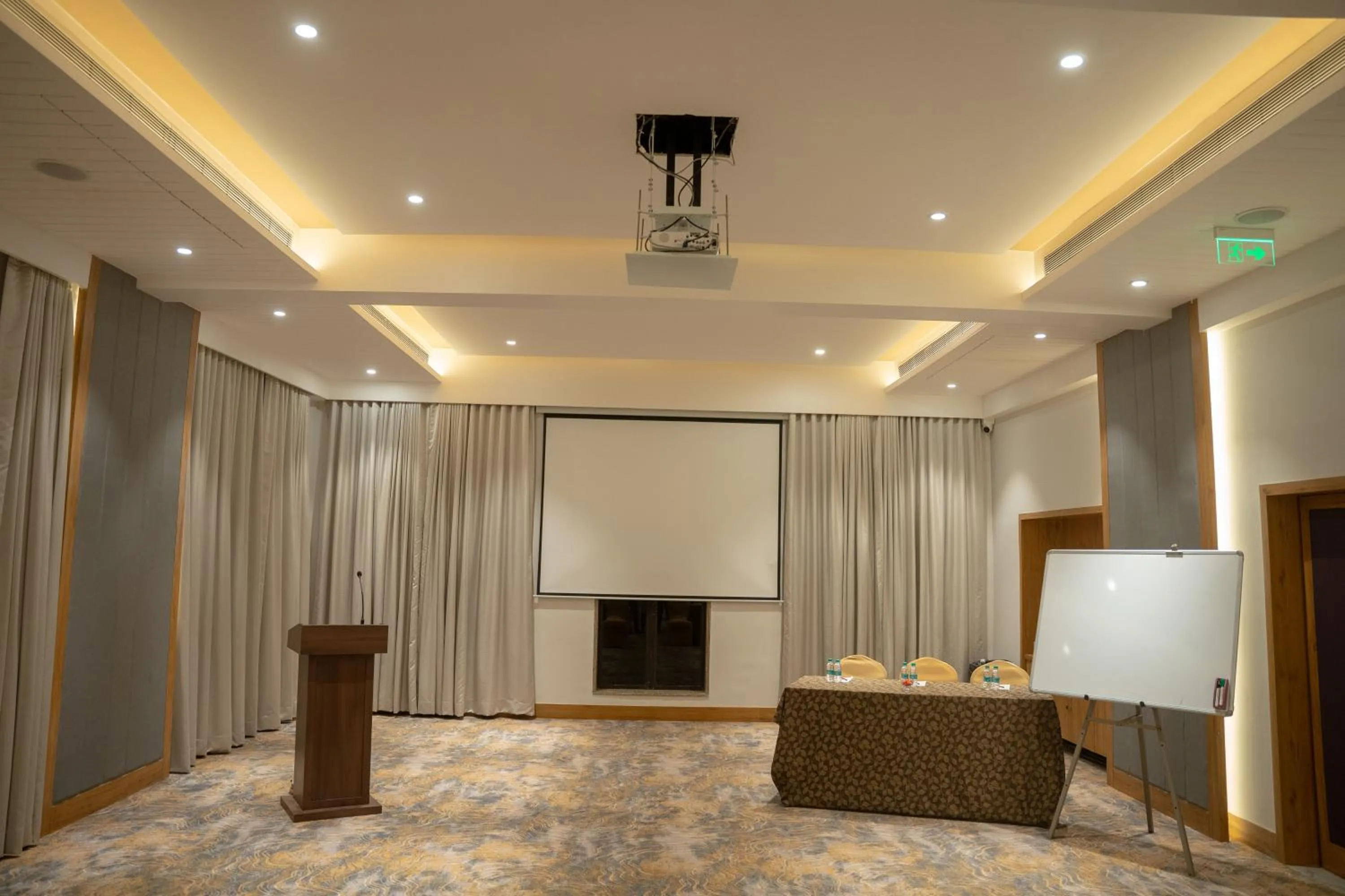 TV and multimedia in U Rivergate Resort & Spa, Karjat