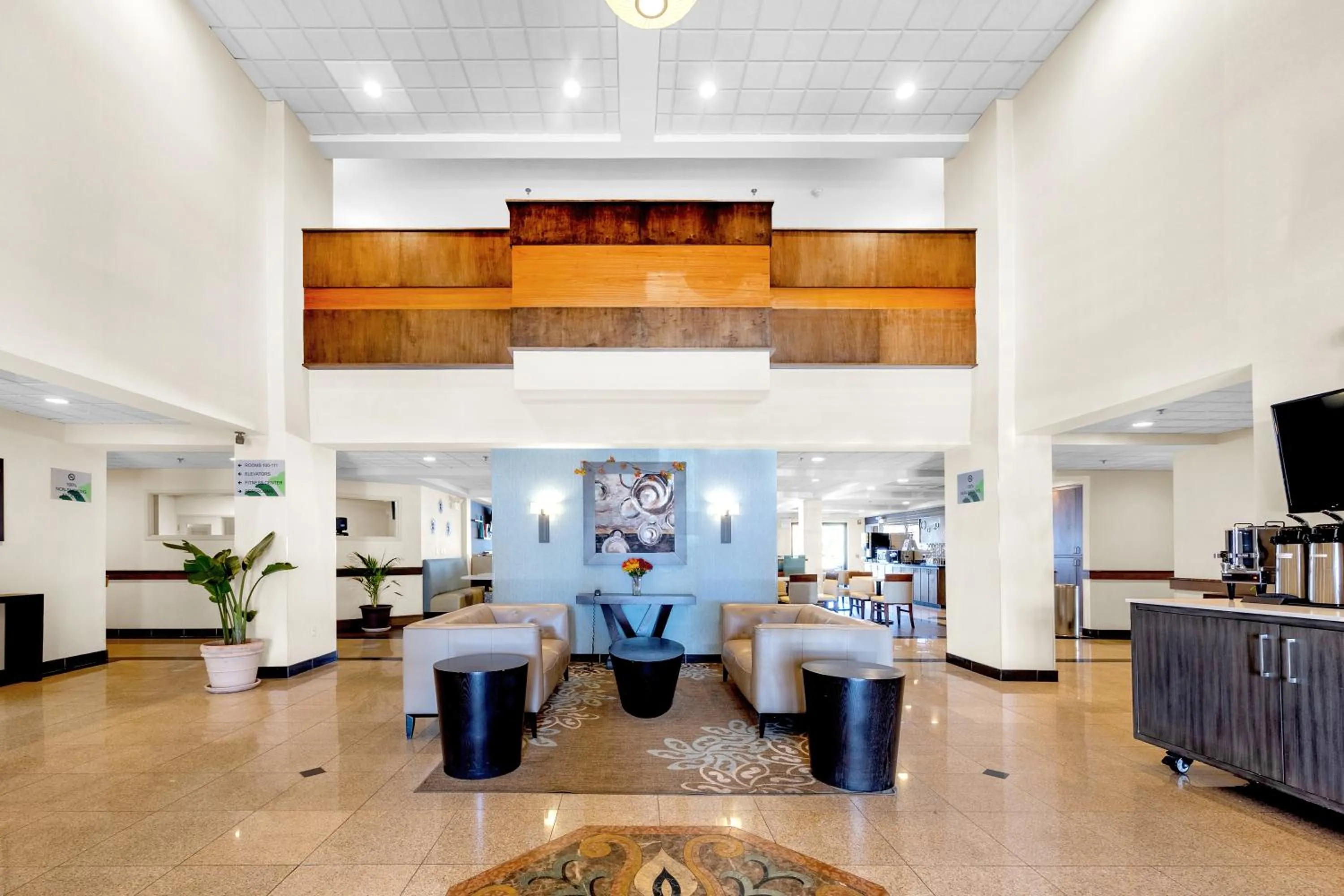 Lobby or reception in Wingate by Wyndham Chicago Schaumburg