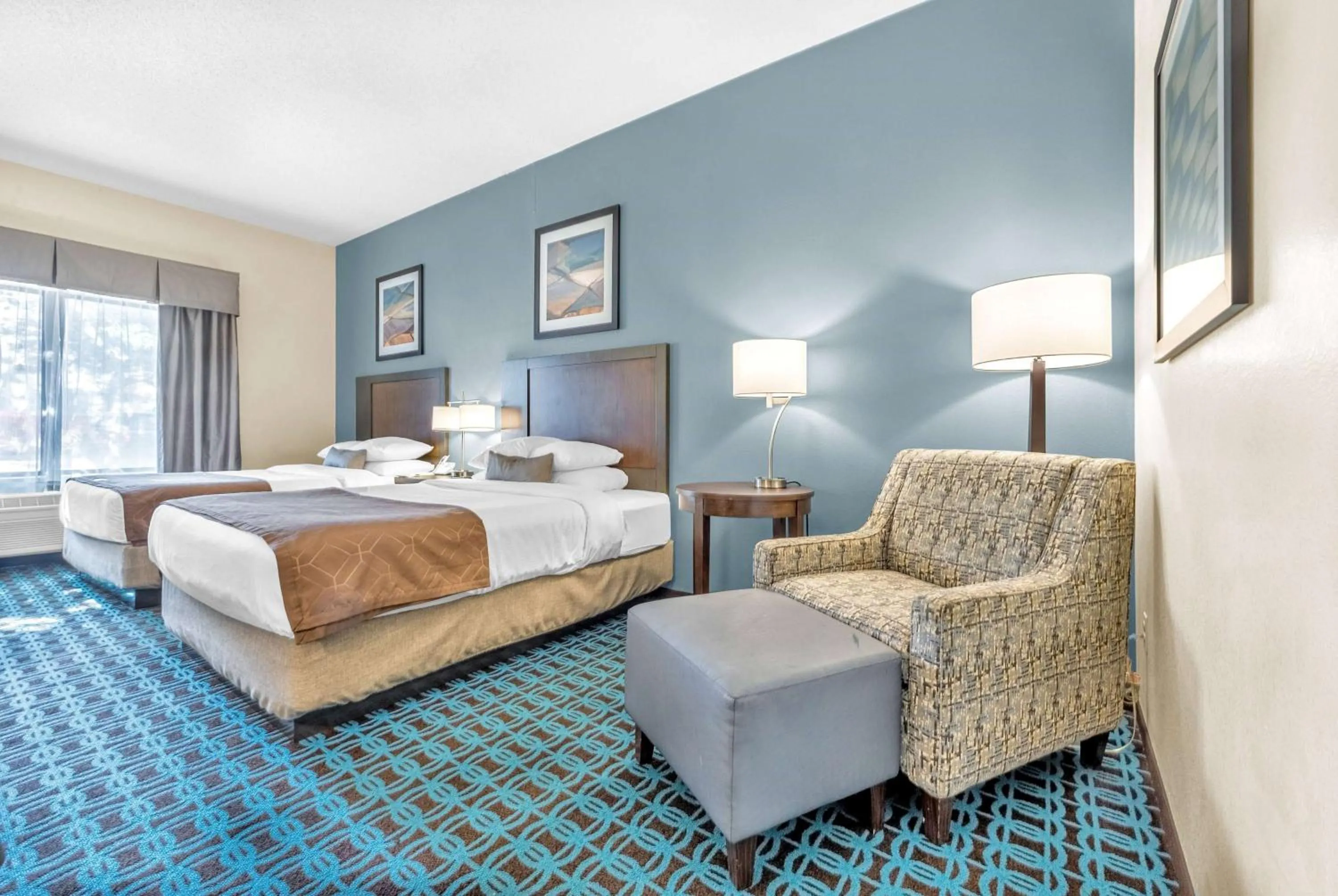 Photo of the whole room, Bed in Wingate by Wyndham Chicago Schaumburg
