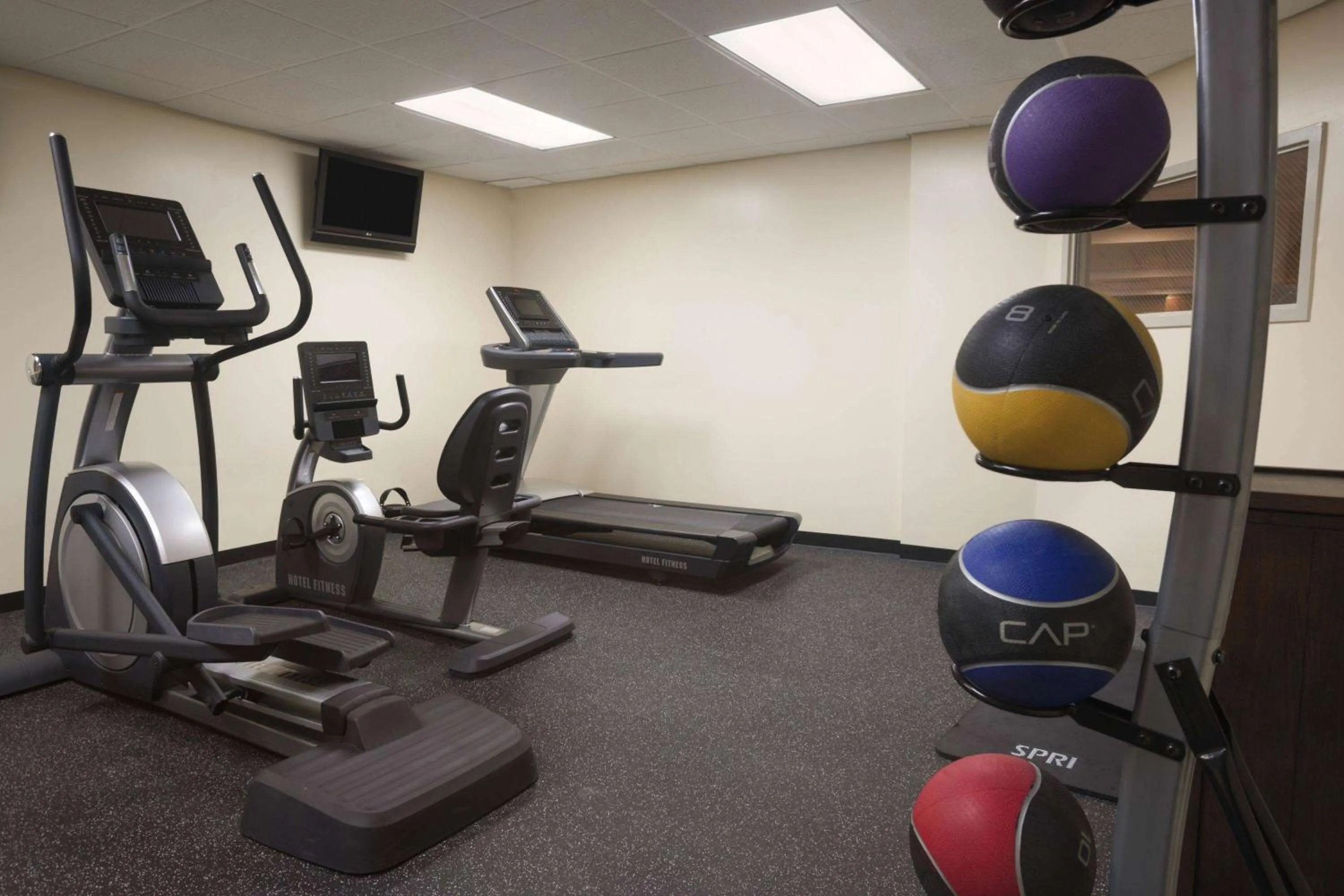 Fitness centre/facilities in Wingate by Wyndham Chicago Schaumburg