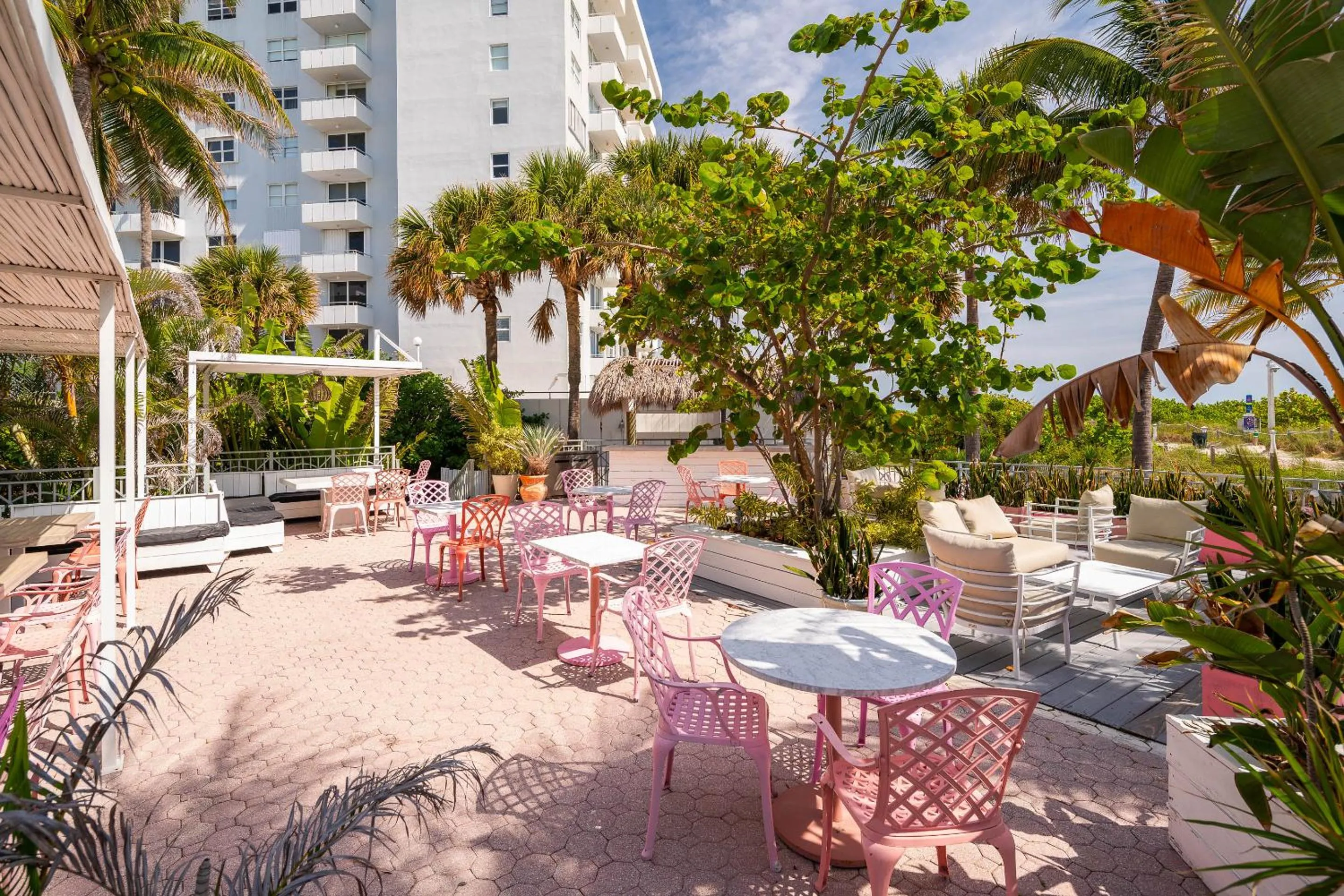 Restaurant/places to eat in The Savoy Hotel & Beach Club