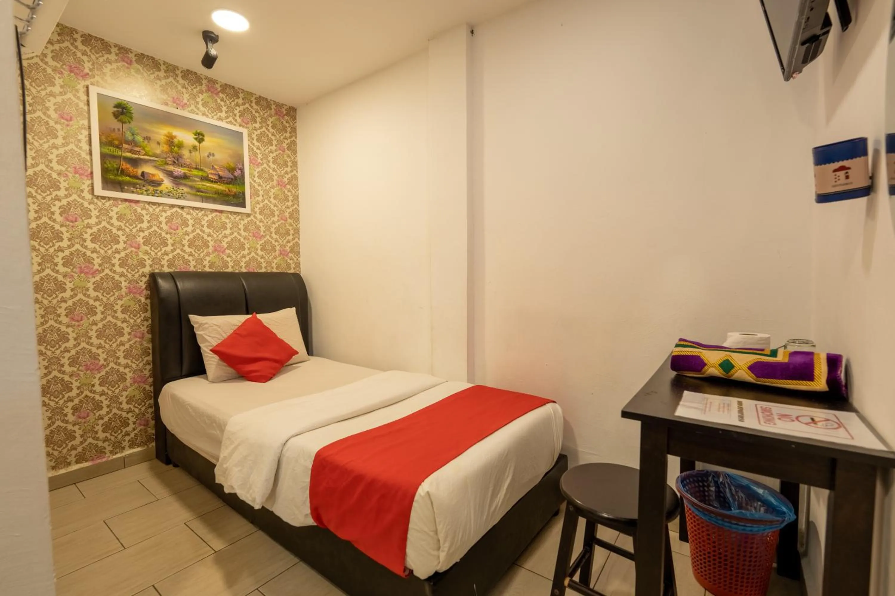 Property building, Bed in Mary J Hotel Family 10 pax room