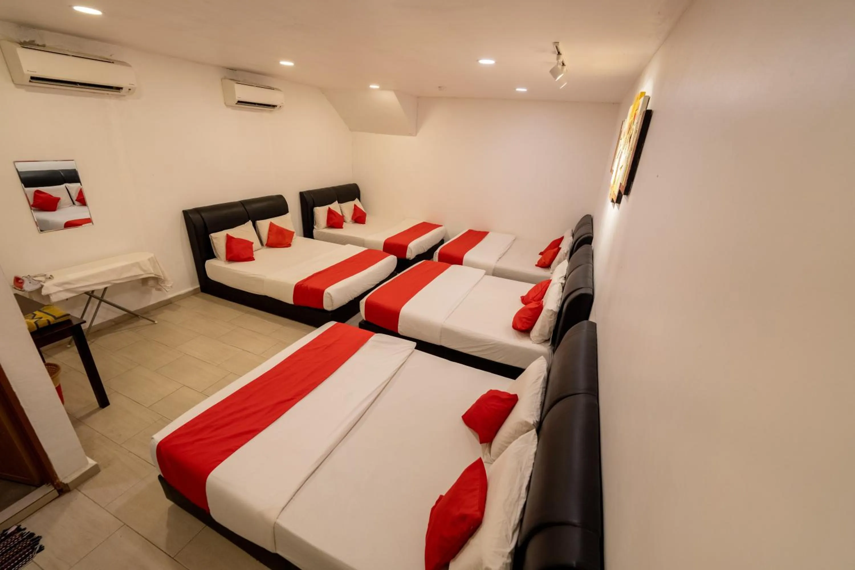 Property building, Bed in Mary J Hotel Family 10 pax room