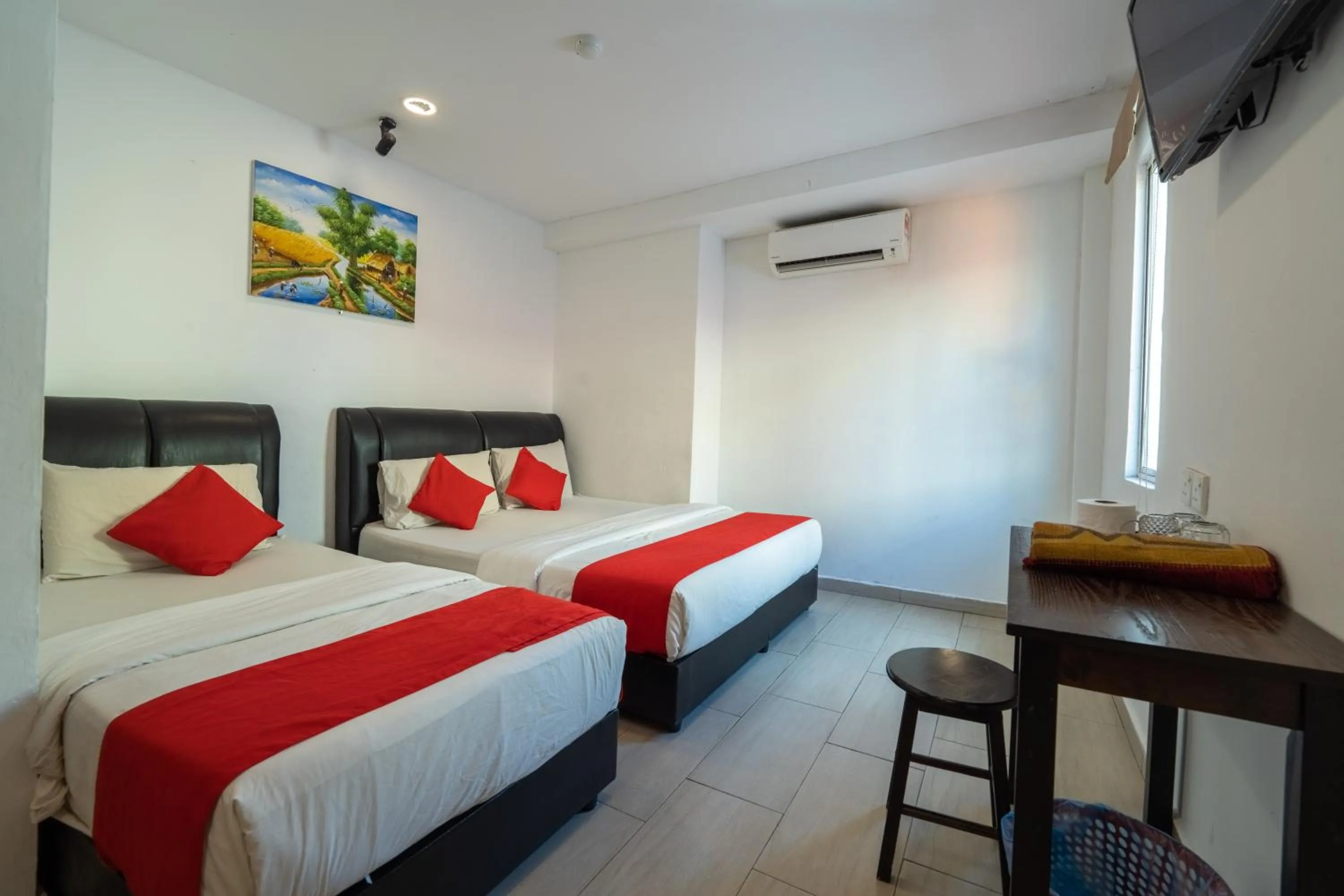 Property building, Bed in Mary J Hotel Family 10 pax room