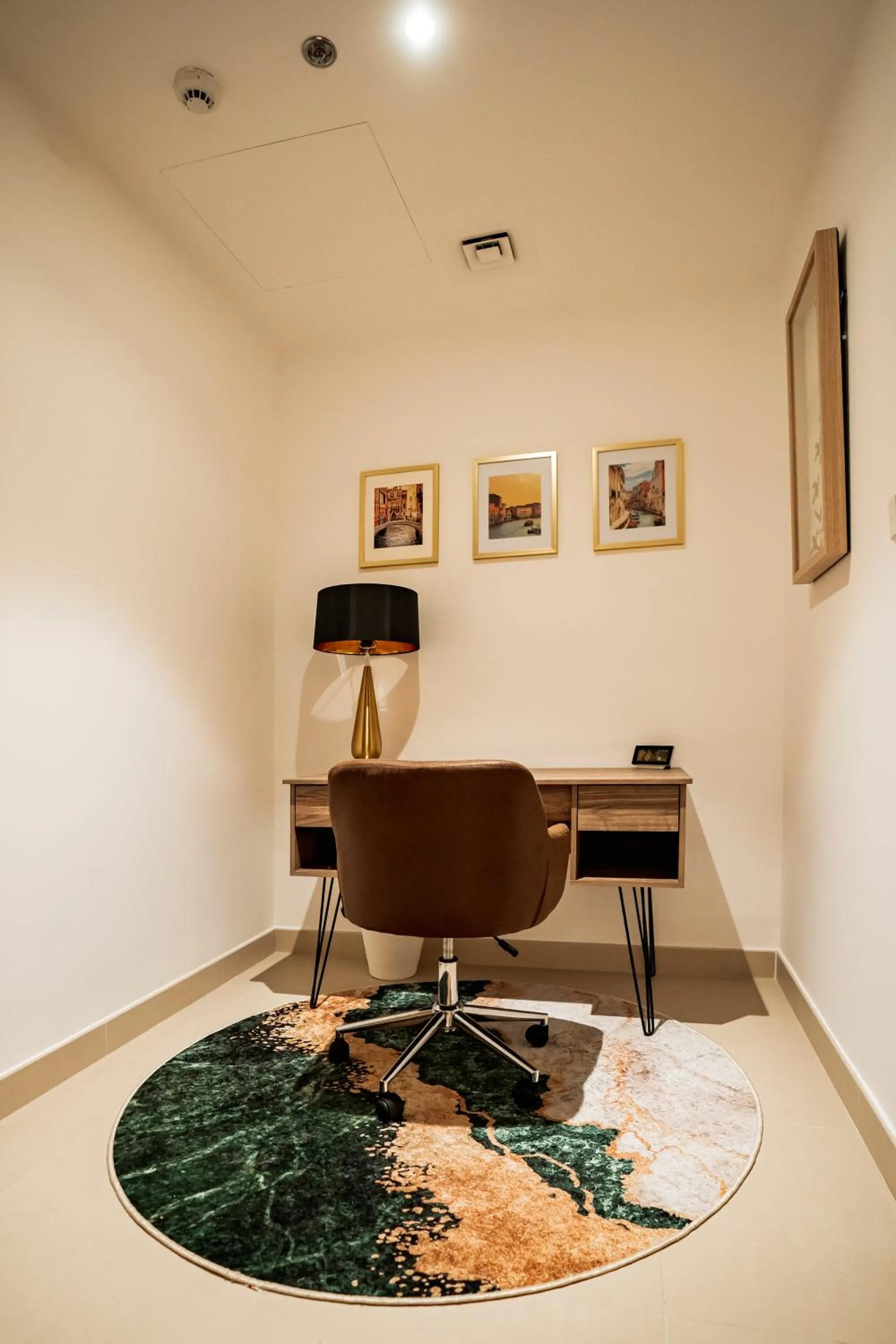 Business facilities in 3BR Haven with Burj Views by MagnoliasVHR