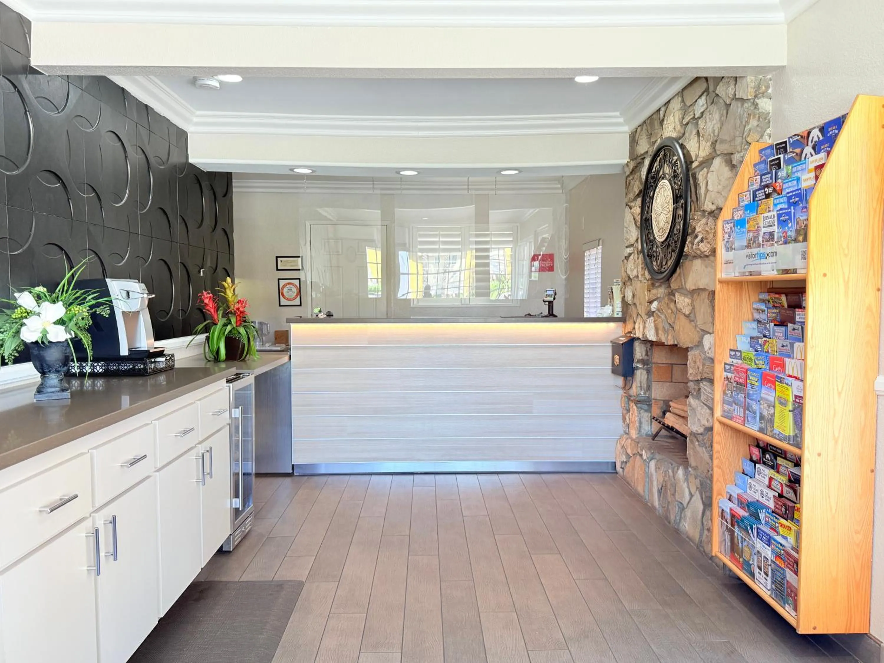 Lobby or reception in Anaheim Islander Inn and suites near Park and Convention center