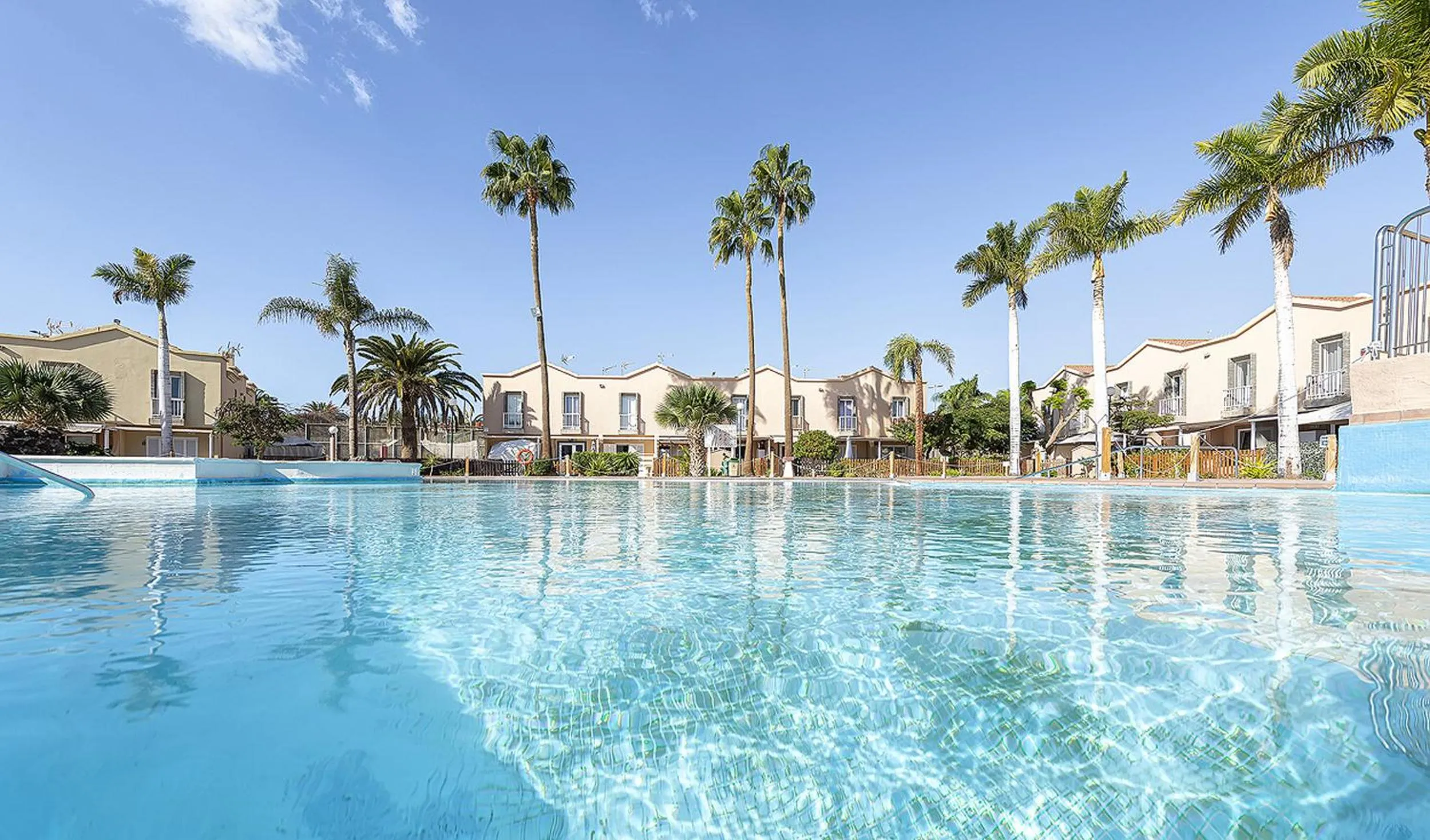 Swimming pool in Villetta Green oasis club