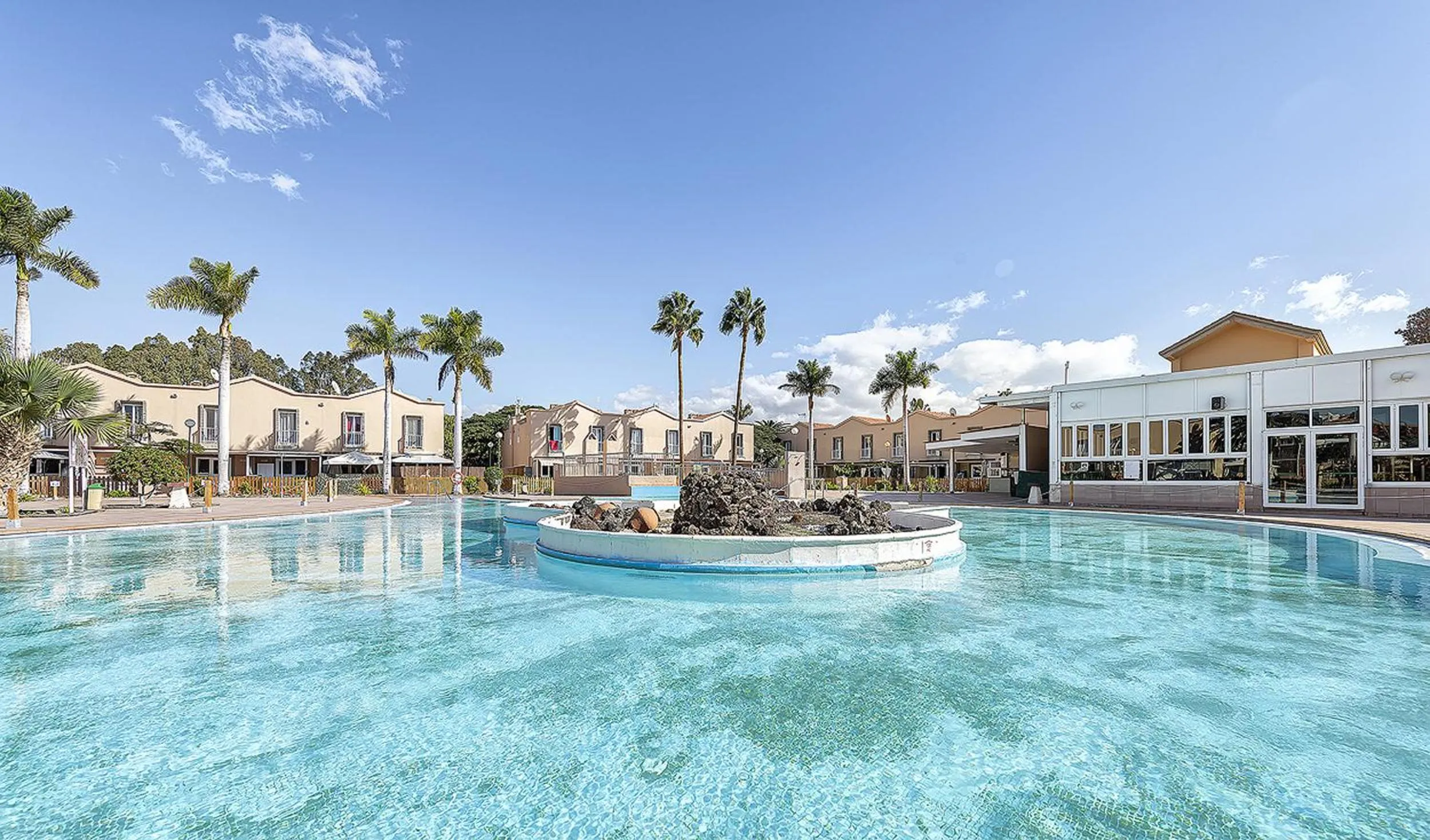 Swimming pool in Villetta Green oasis club