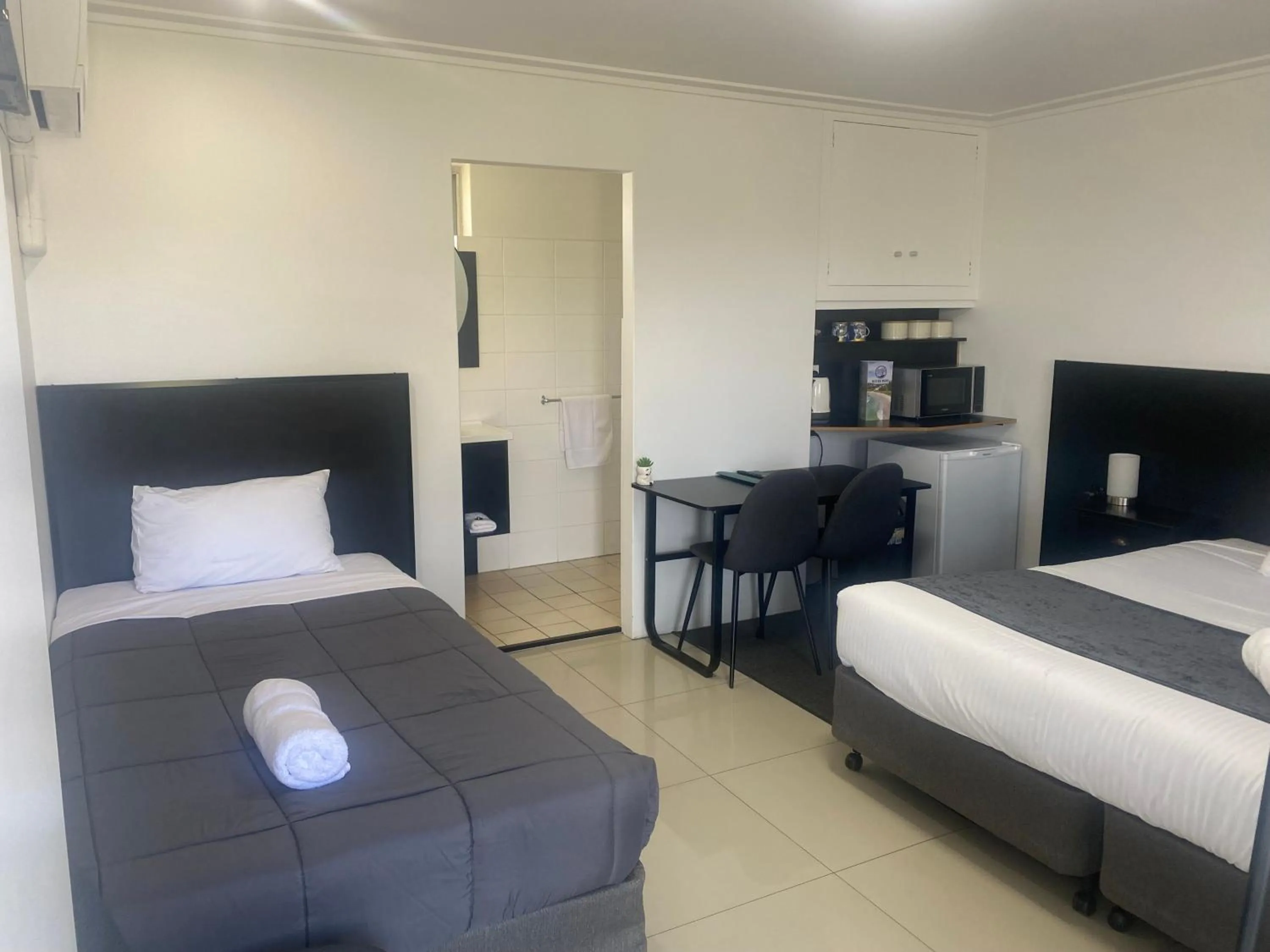 Bed in The Seaview Tavern Motel