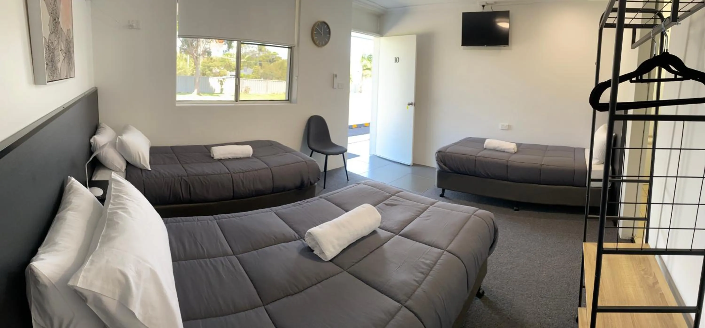 Bedroom, Bed in The Seaview Tavern Motel