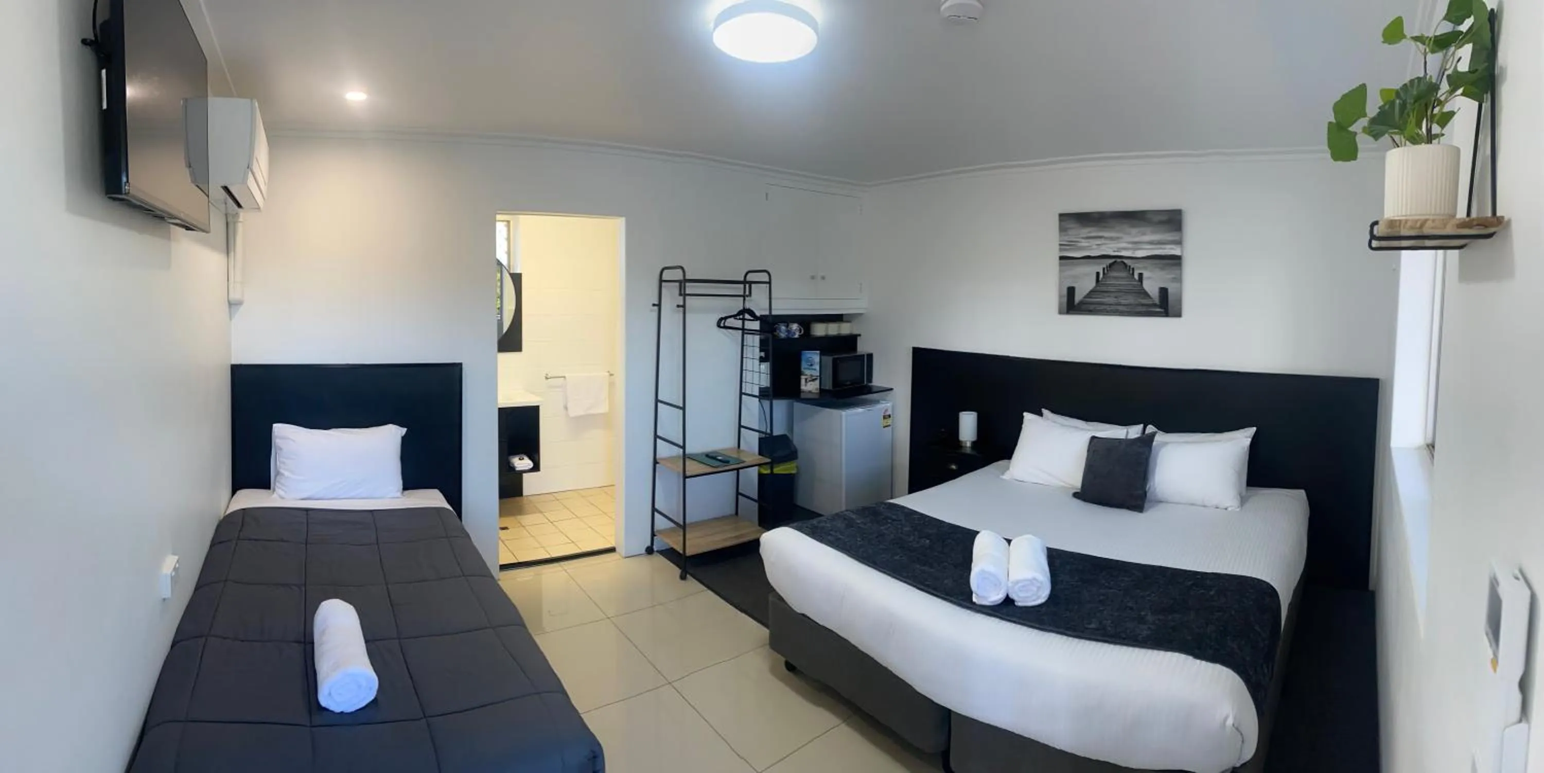 Bed in The Seaview Tavern Motel