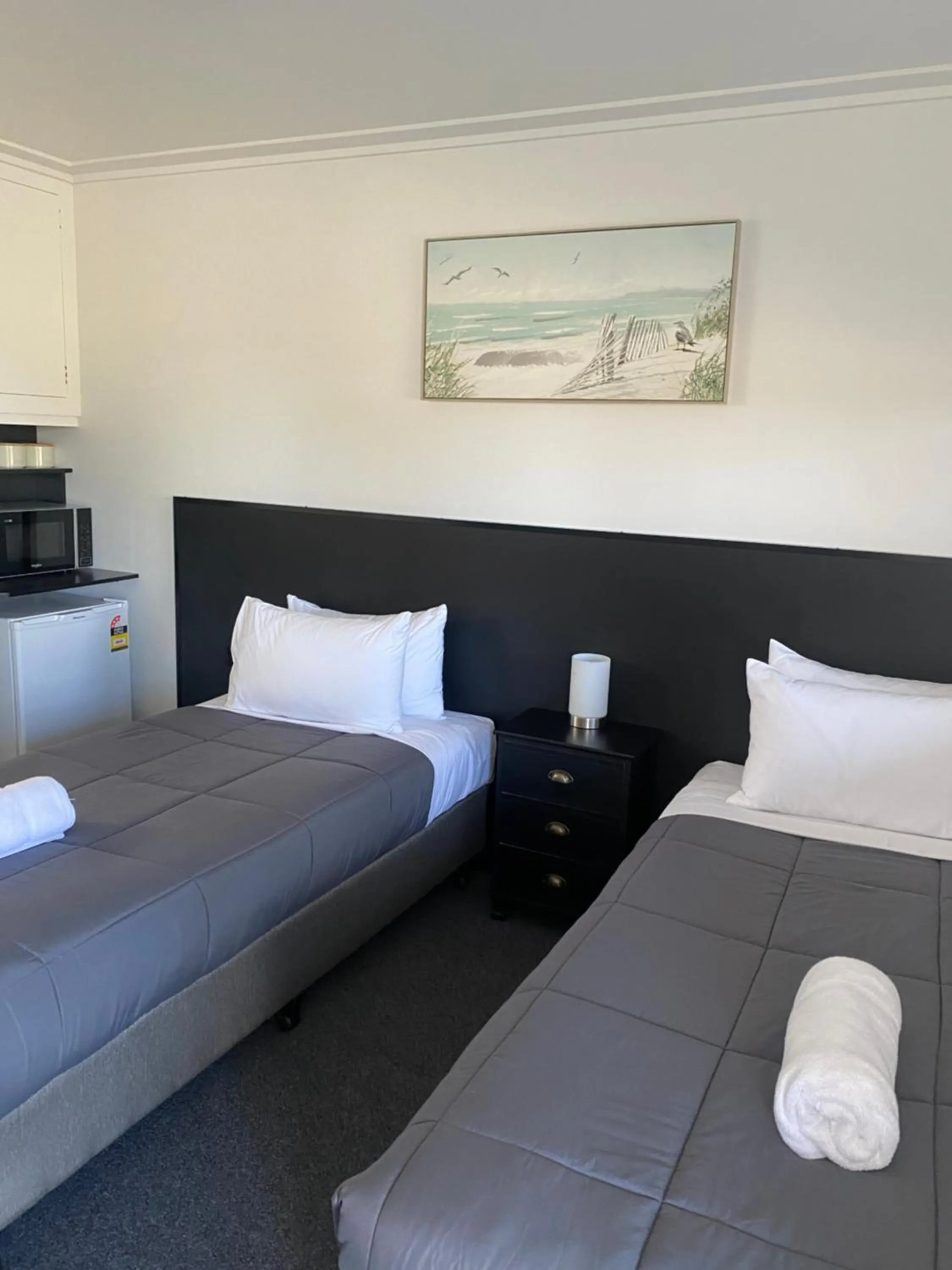 Photo of the whole room, Bed in The Seaview Tavern Motel