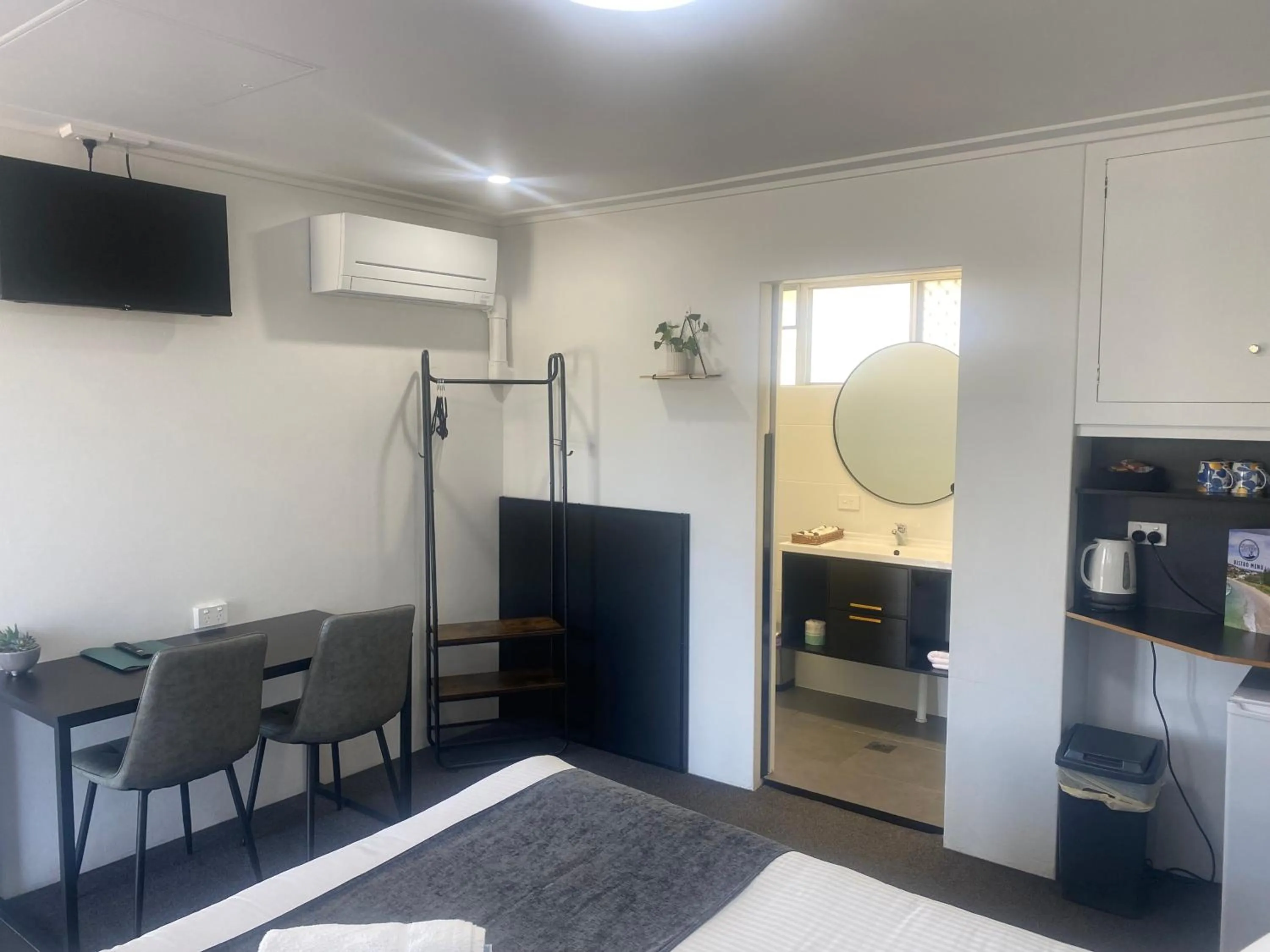 Bed in The Seaview Tavern Motel