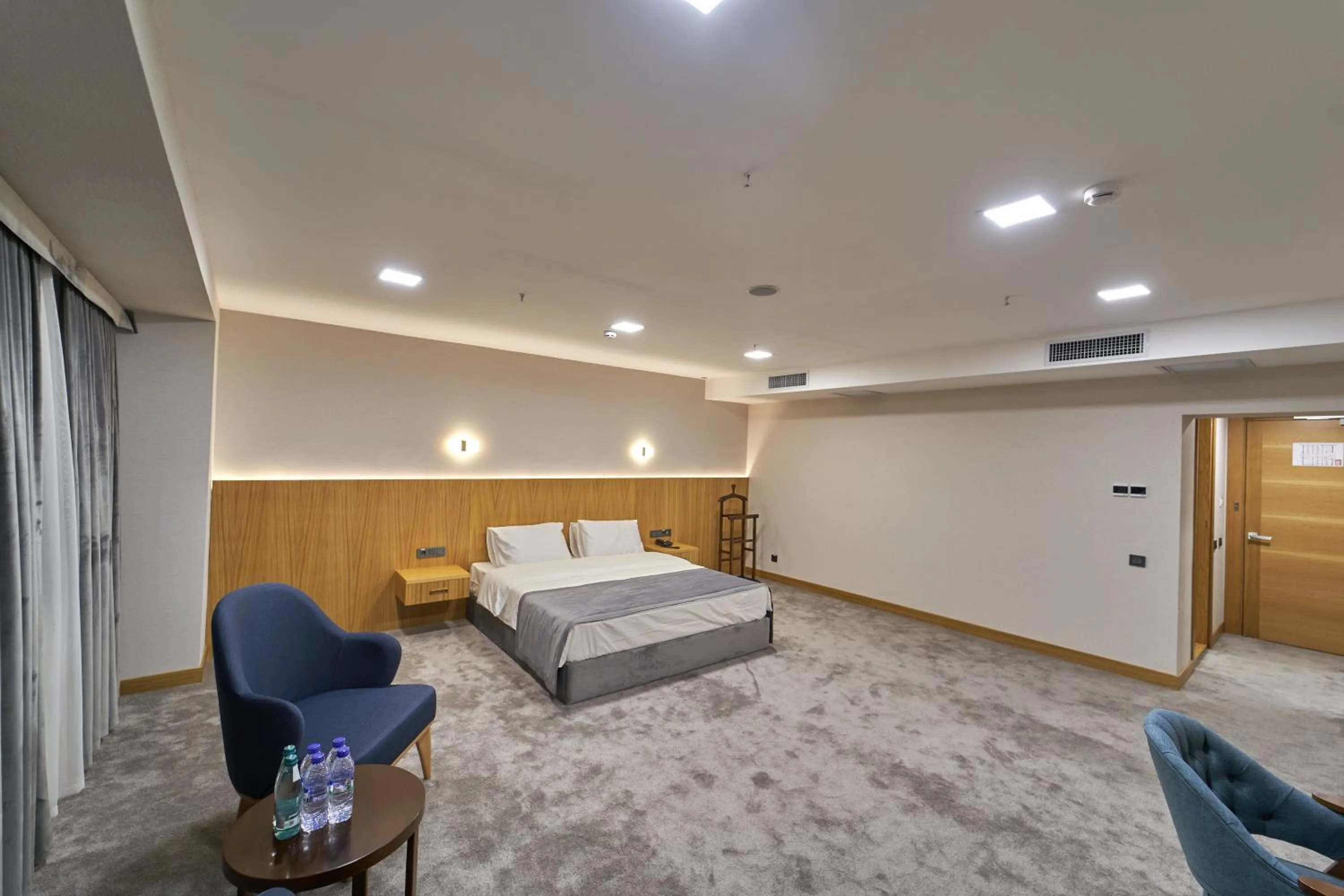 Photo of the whole room in Asli Makon Hotel