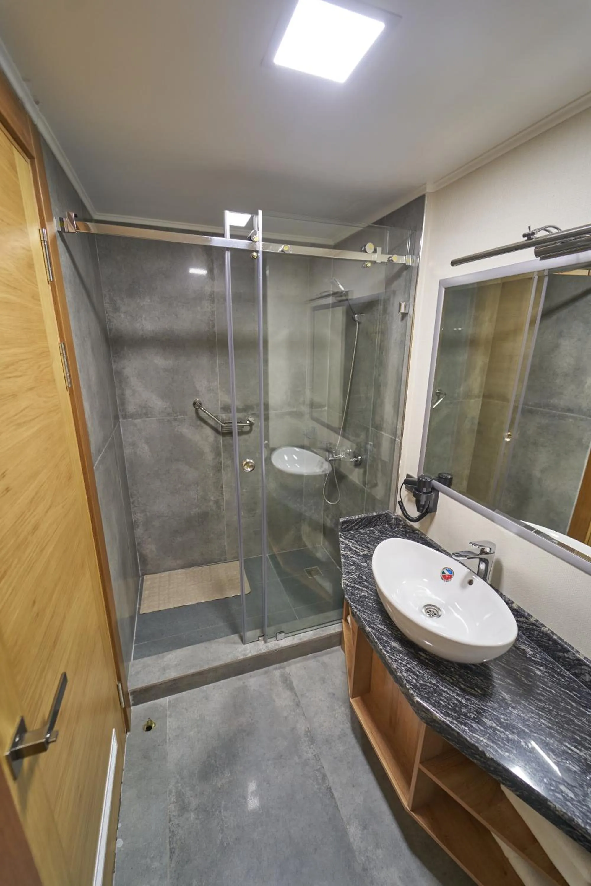 Bathroom in Asli Makon Hotel