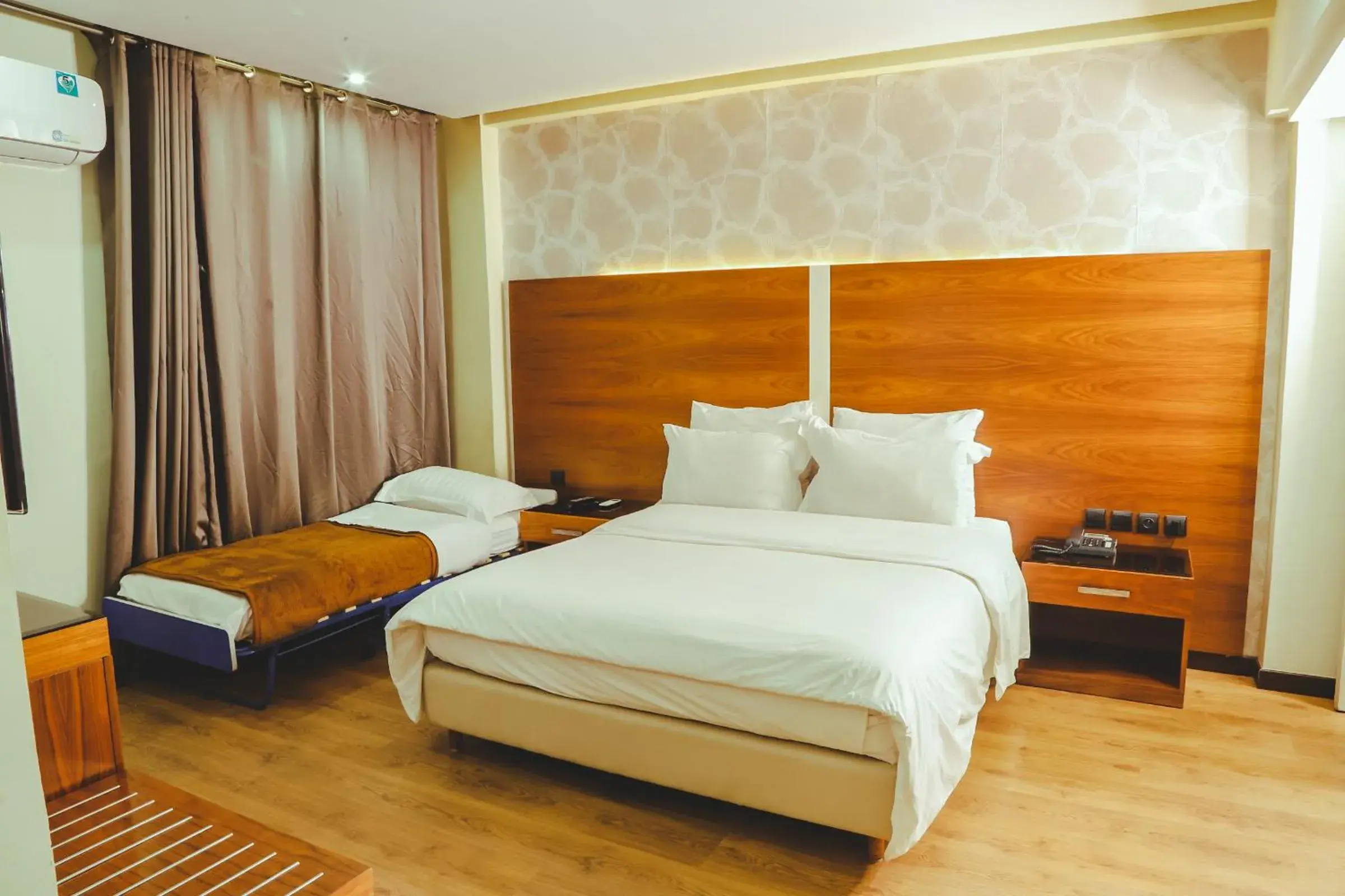 Standard Triple Room in Hotel Perce Neige Standard Triple Room in Hotel Perce Neige