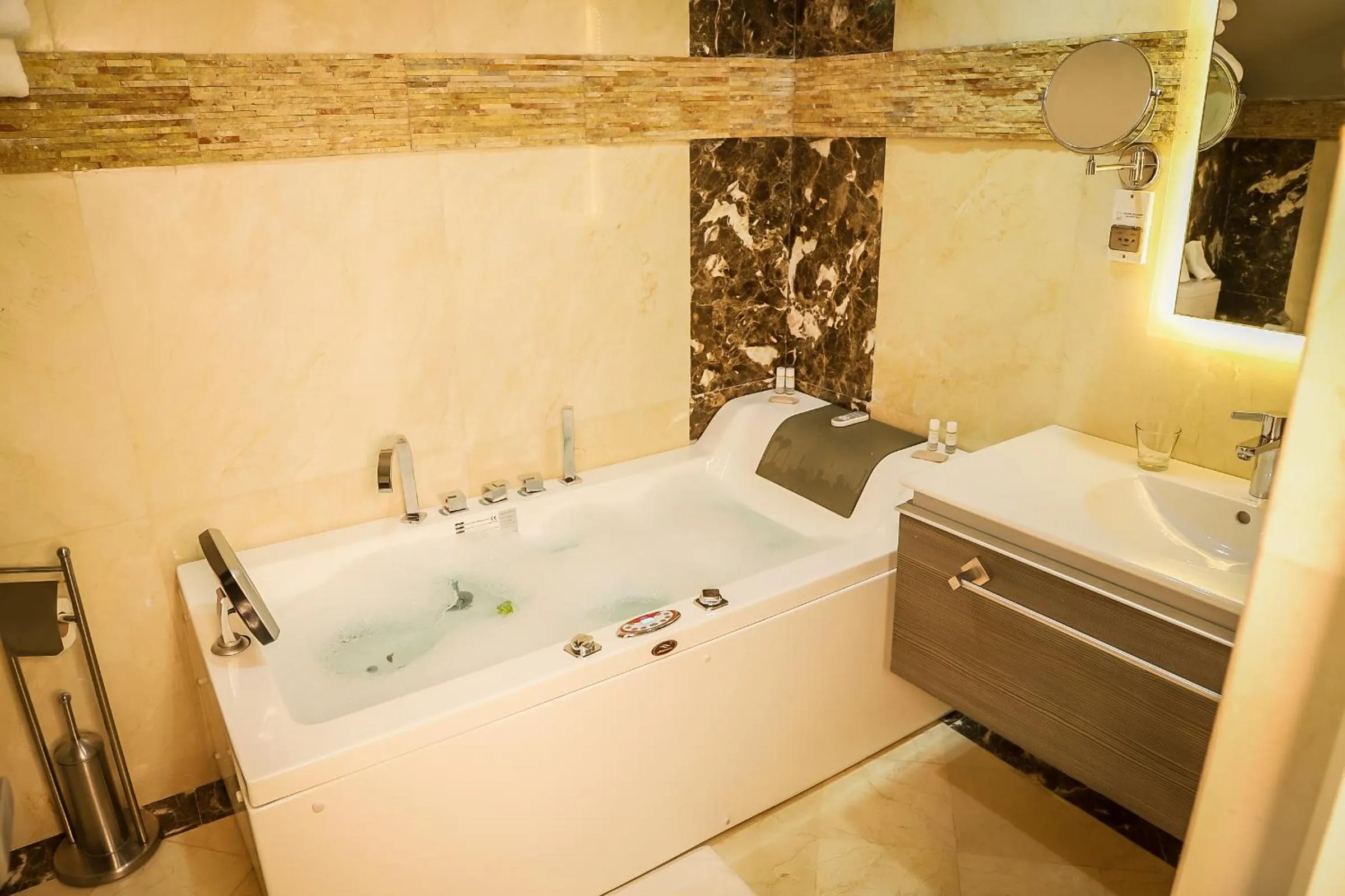 Bathroom, Bed in Hotel Perce Neige