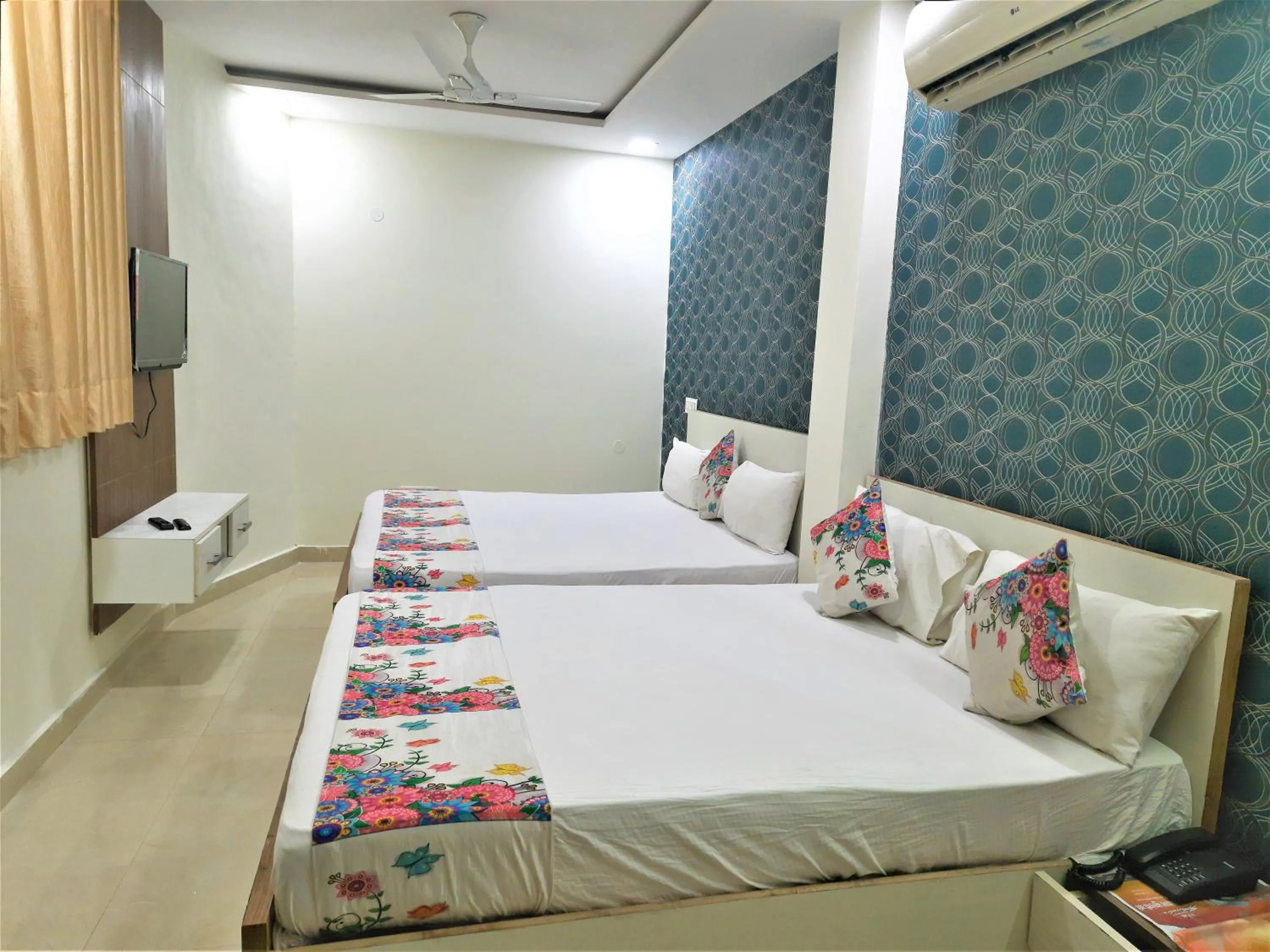 Bedroom, Bed in Hotel Le Heritage , Nizamudin Railway Station