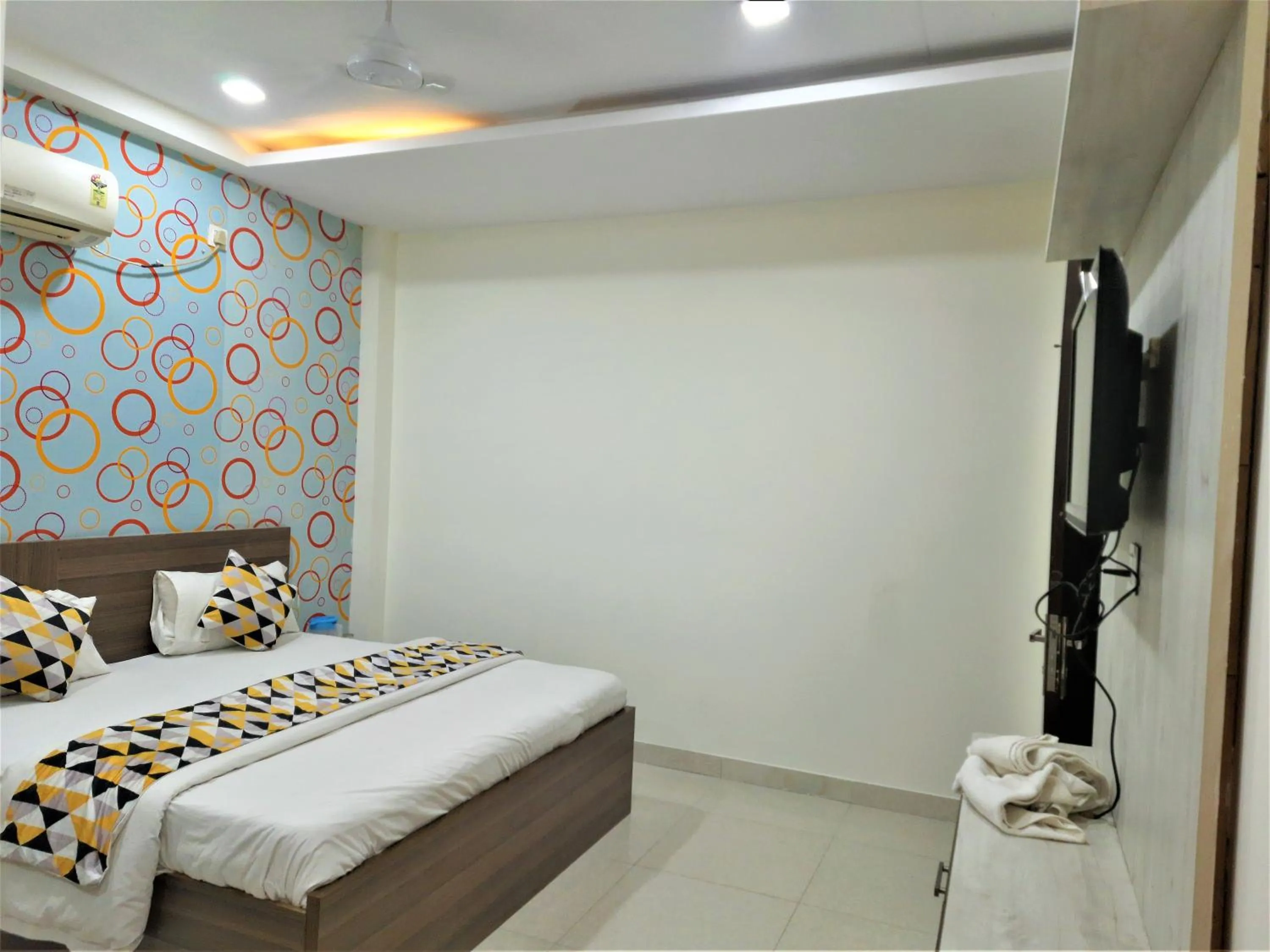 Bed in Hotel Le Heritage , Nizamudin Railway Station