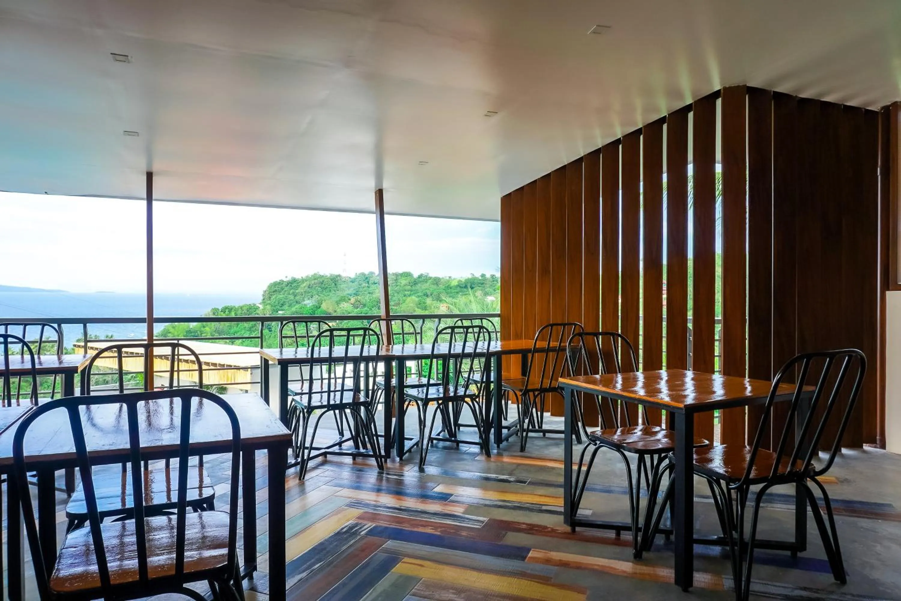 Restaurant/places to eat in AV Suites