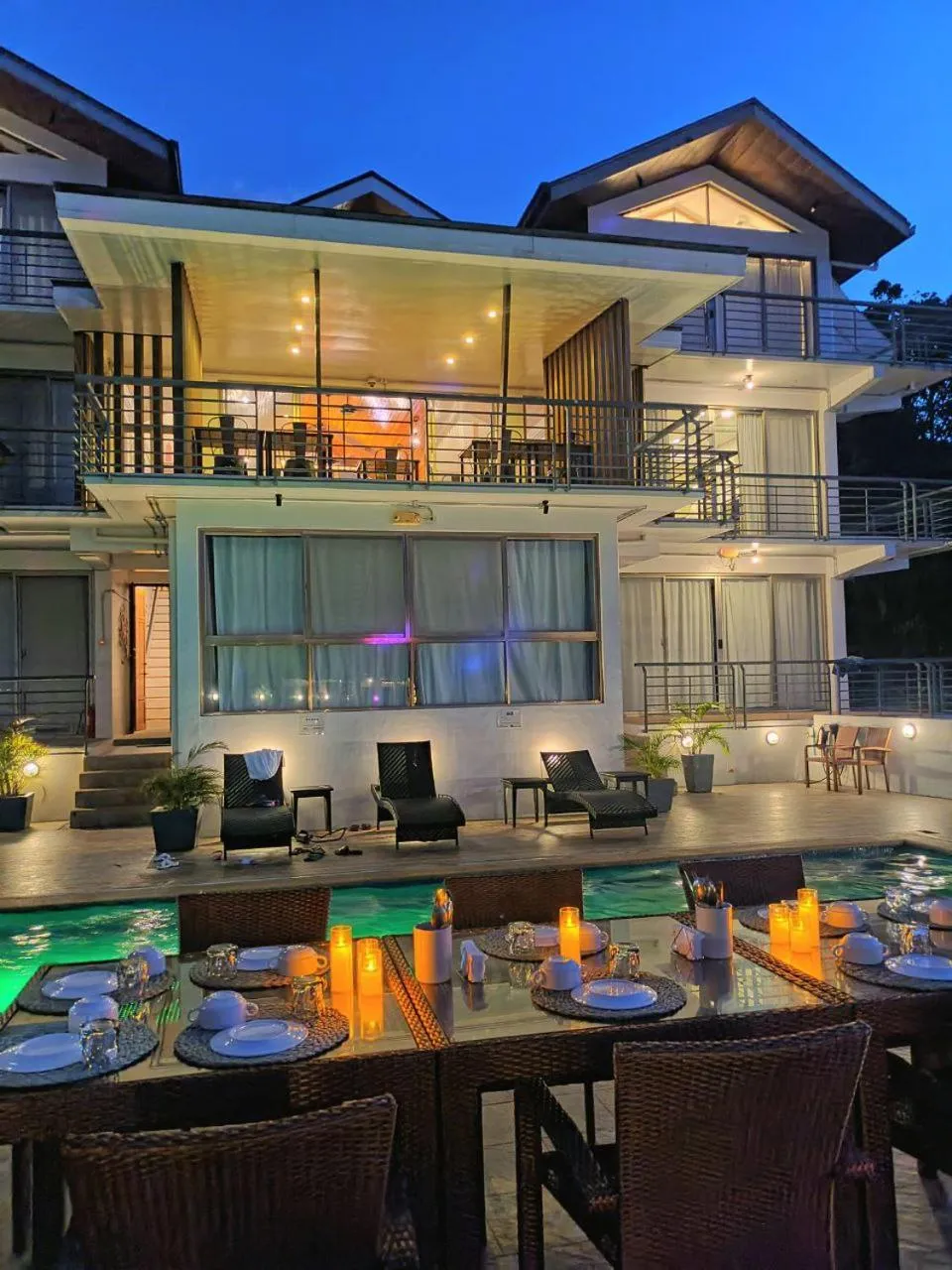 Restaurant/places to eat in AV Suites