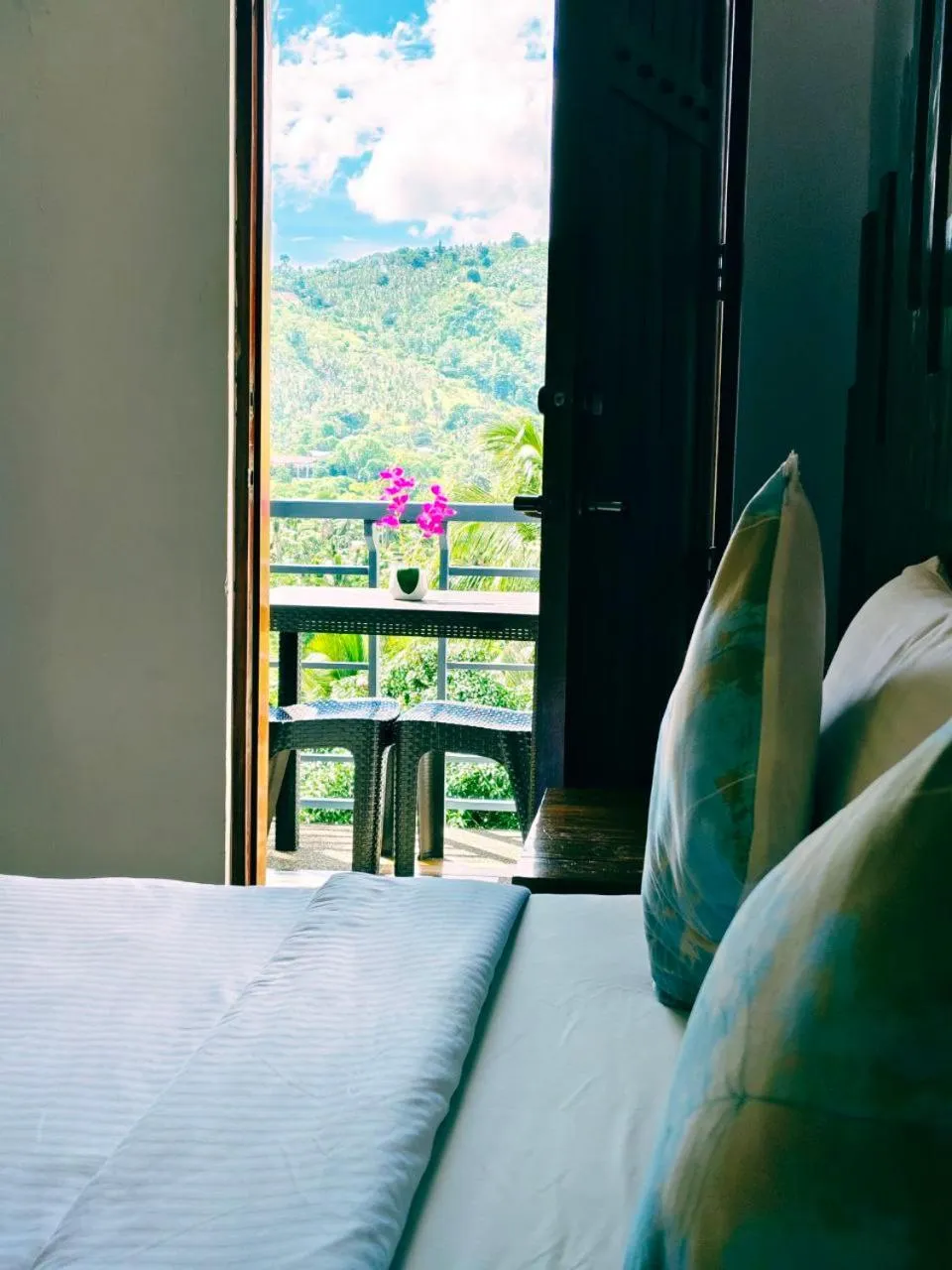 Dining area, Bed in AV Suites