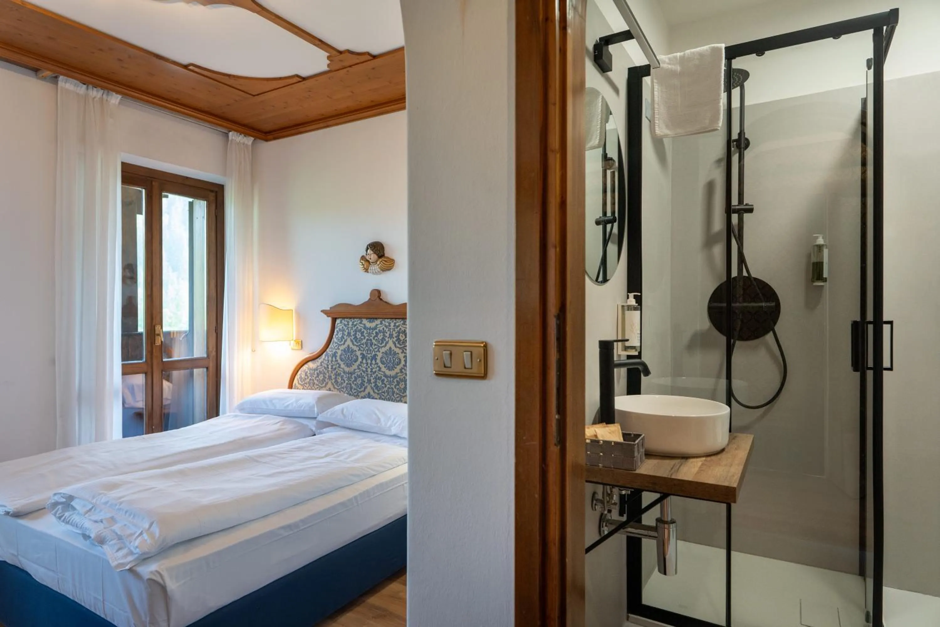 Bathroom, Bed in Hotel Sporting