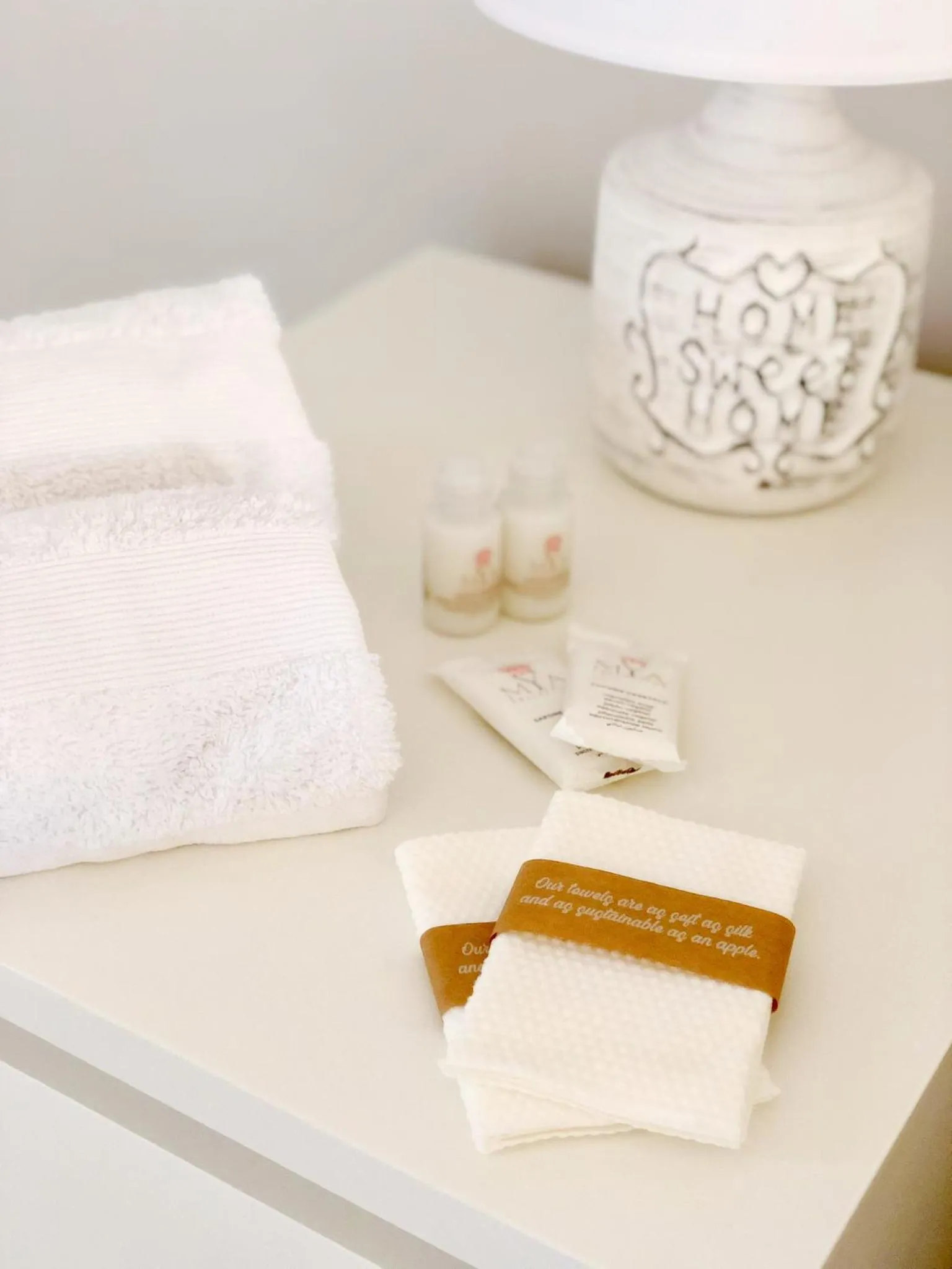 Bathroom, Bed in Hangar Inn