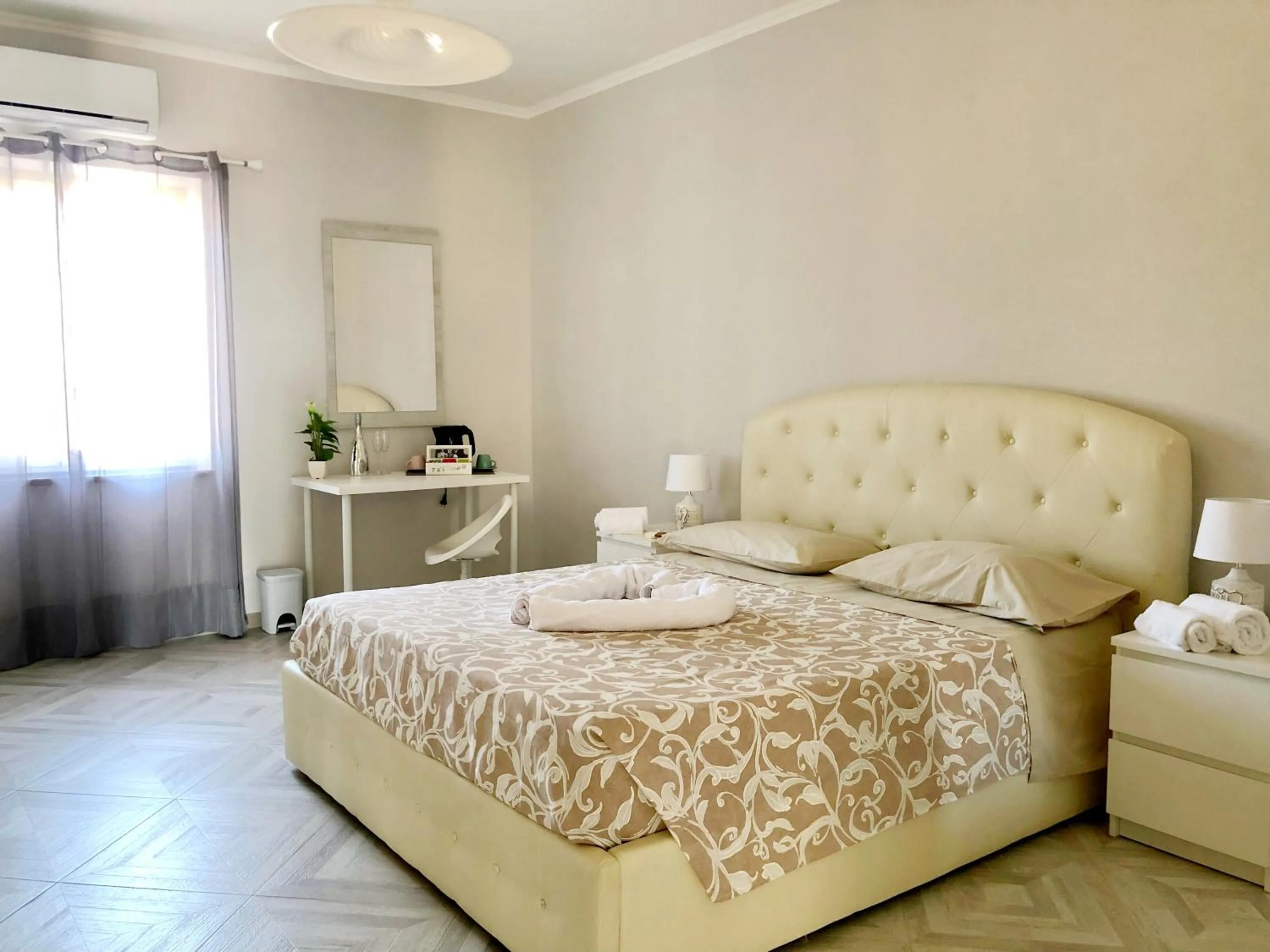 Photo of the whole room, Bed in Hangar Inn