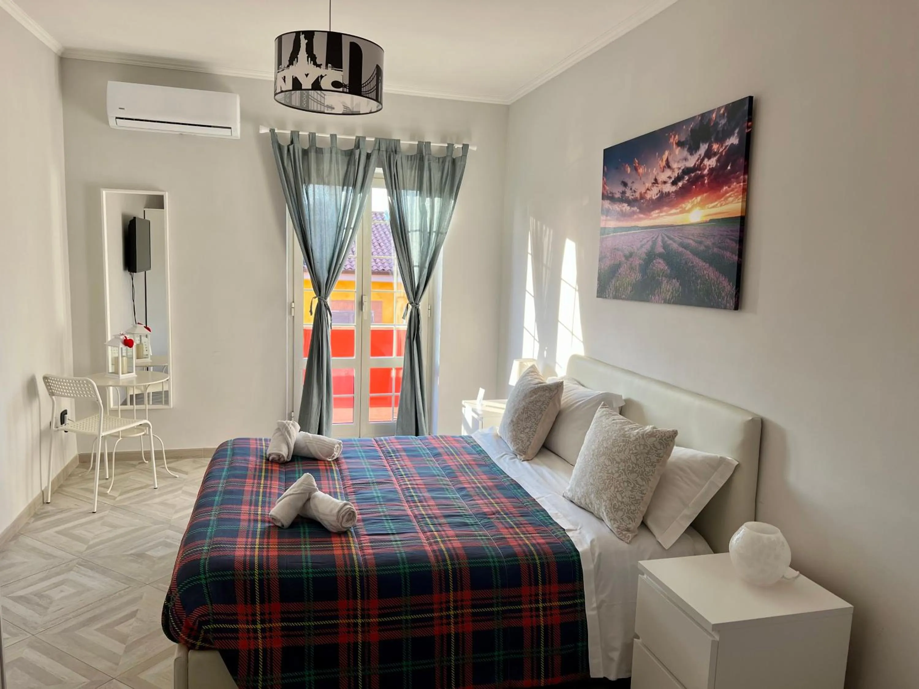 Photo of the whole room, Bed in Hangar Inn