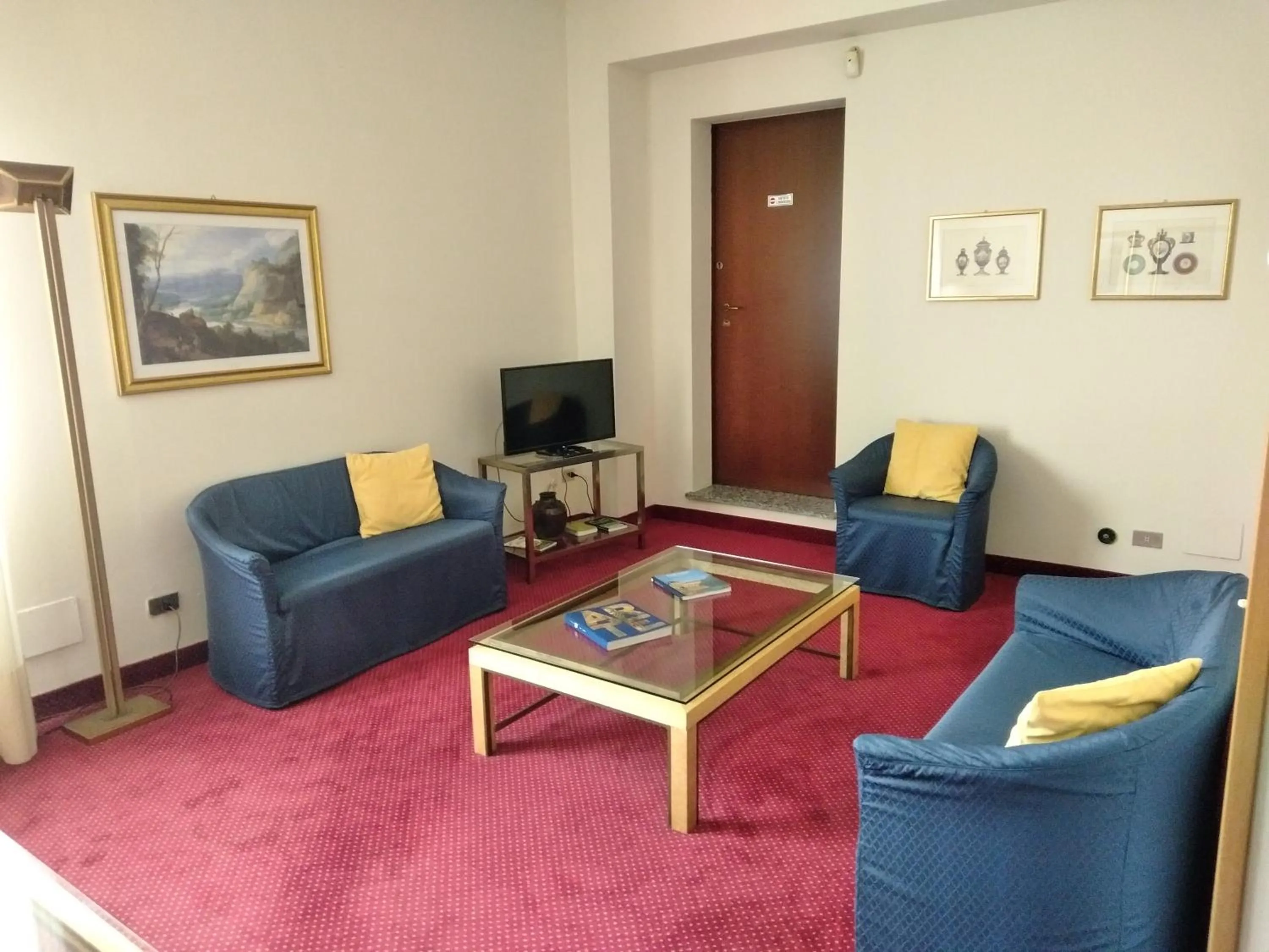 Communal lounge/ TV room in Polo Hotel