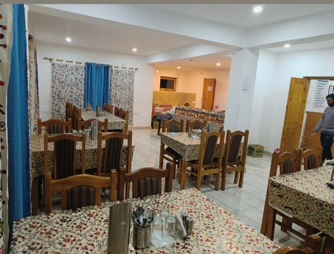 Restaurant/places to eat in Hotel Malik Residency