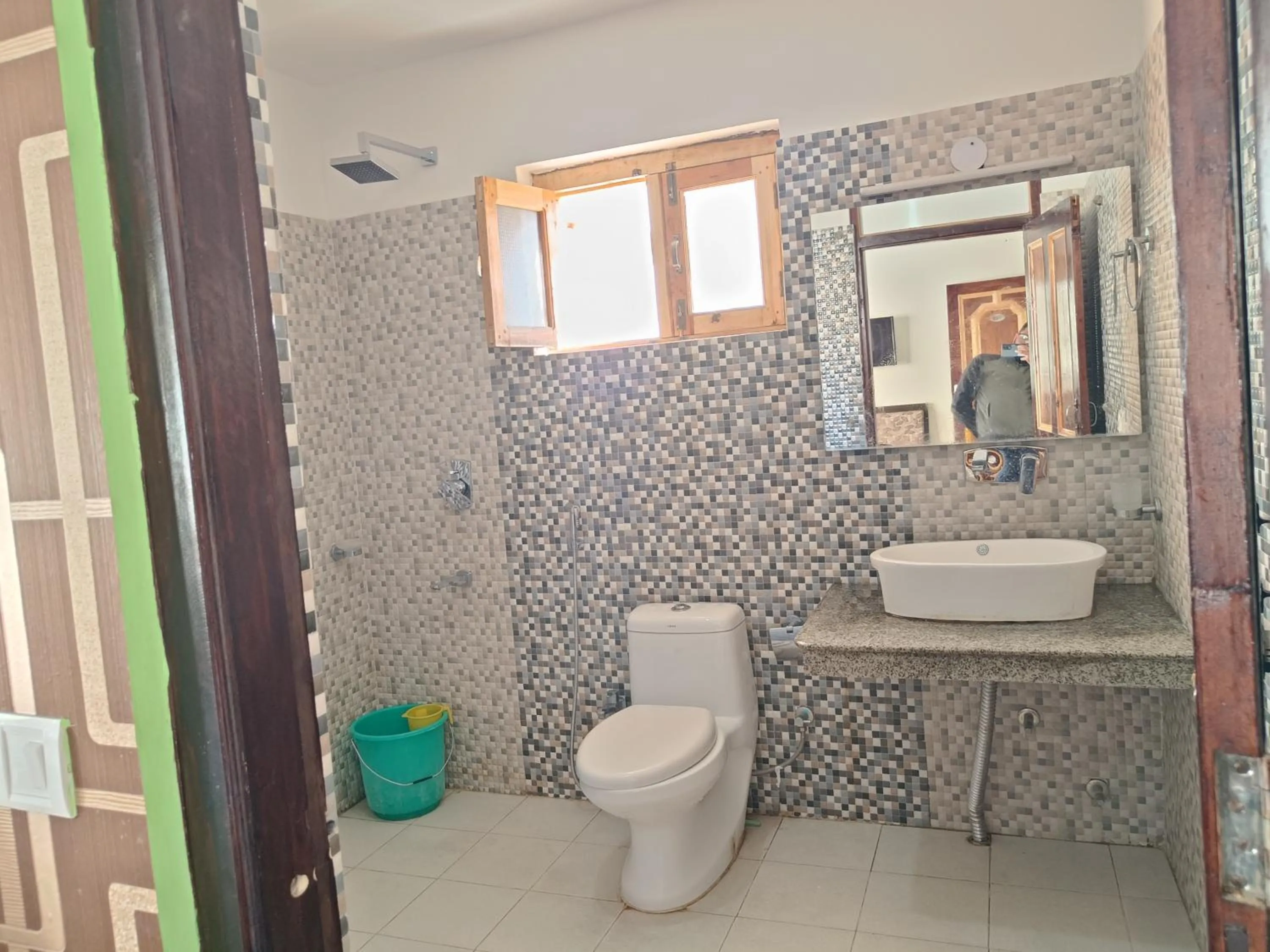 Shower in Hotel Malik Residency