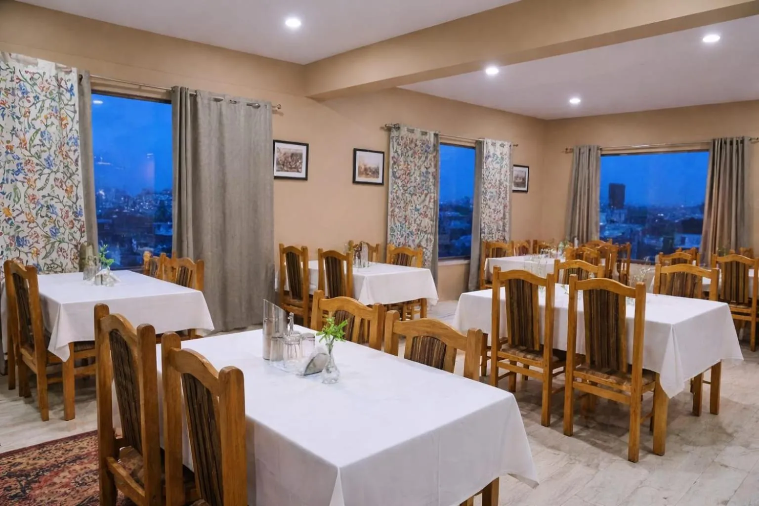 Restaurant/places to eat in Hotel Malik Residency