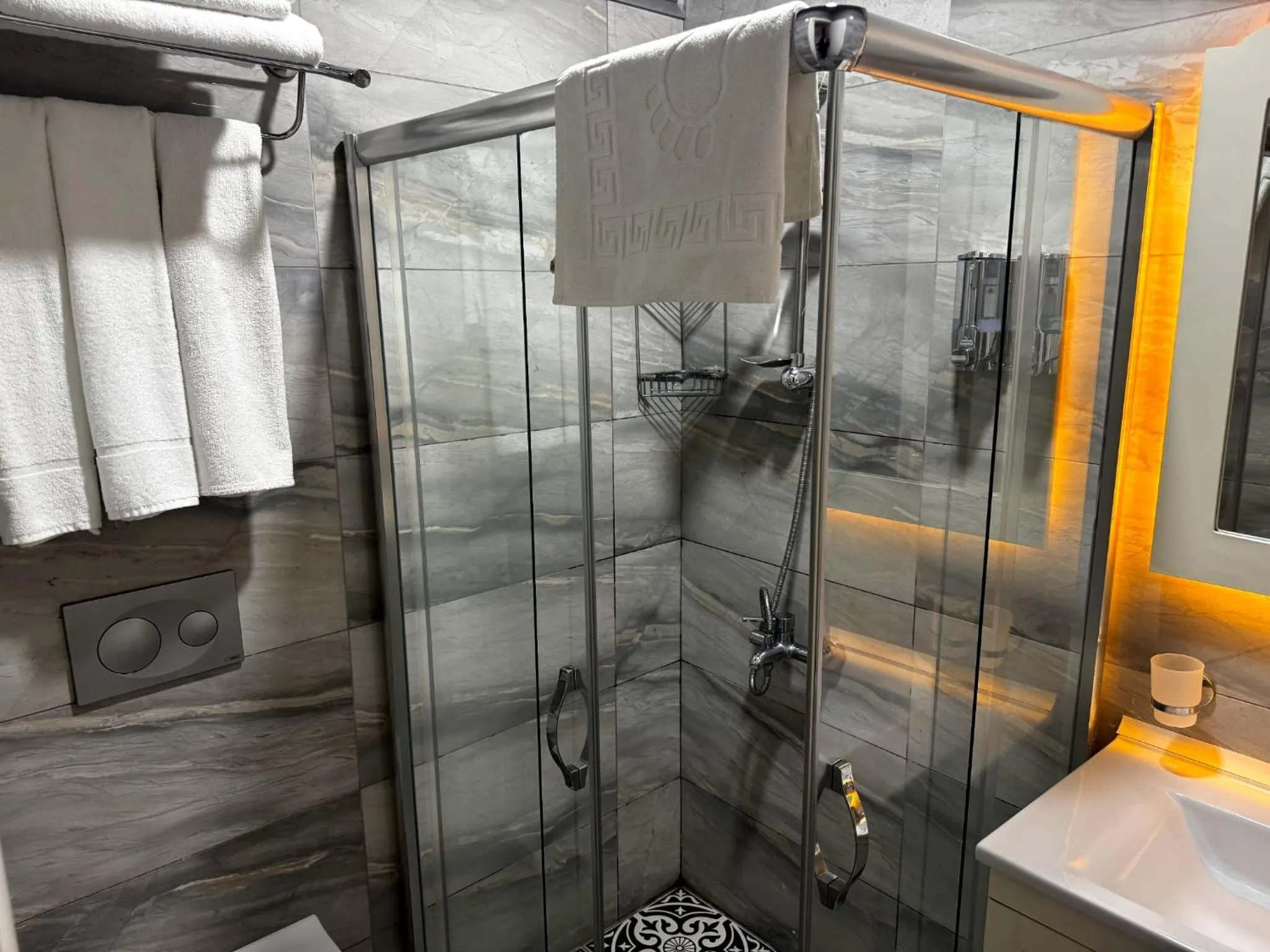 Shower in Miss City Hotel Taksim