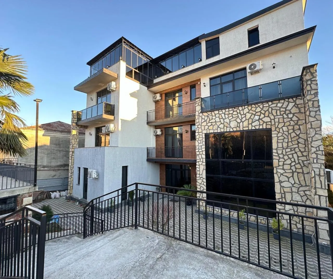 Facade/entrance in Hill Hotel