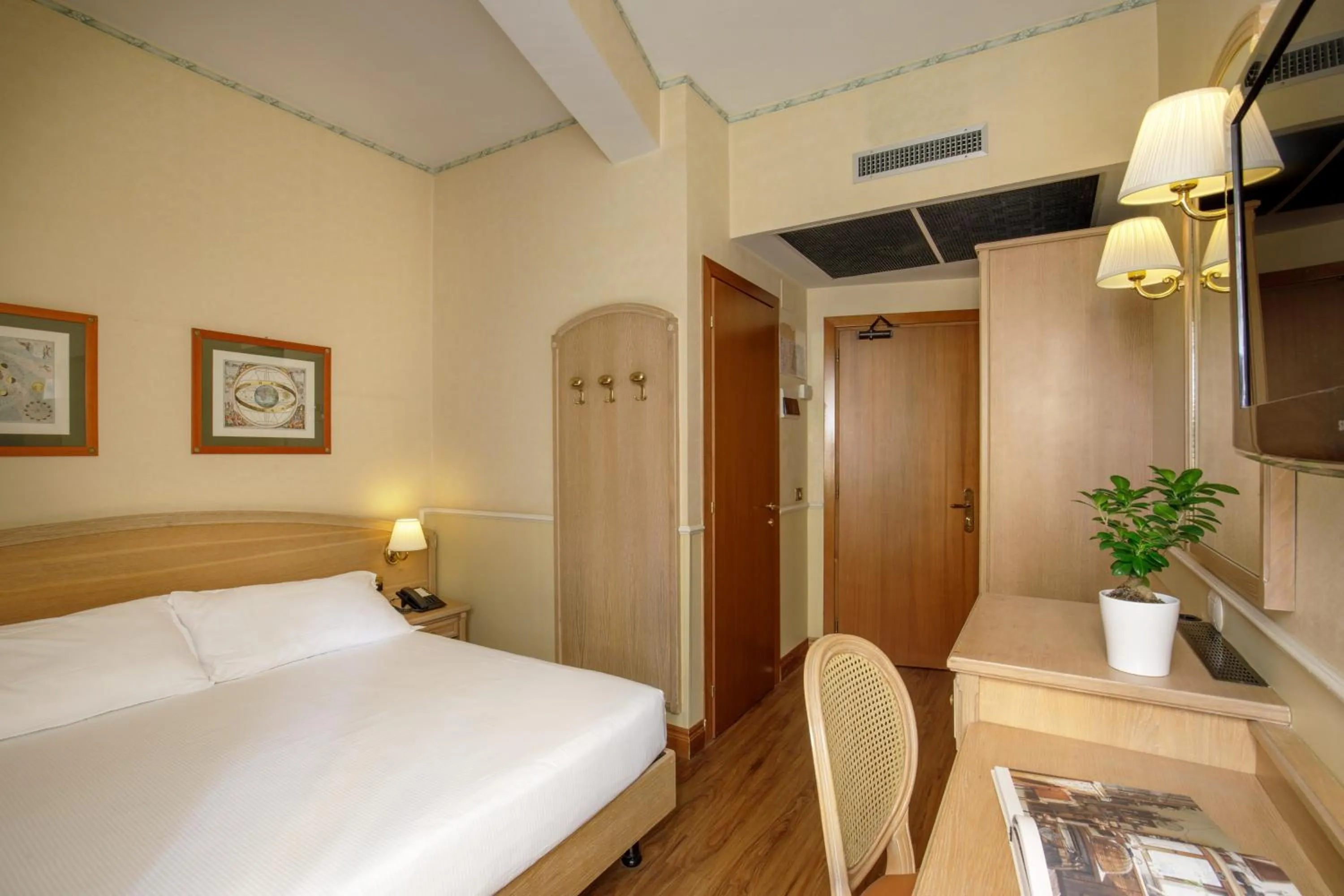 Bed in Hotel Santa Costanza by OMNIA hotels