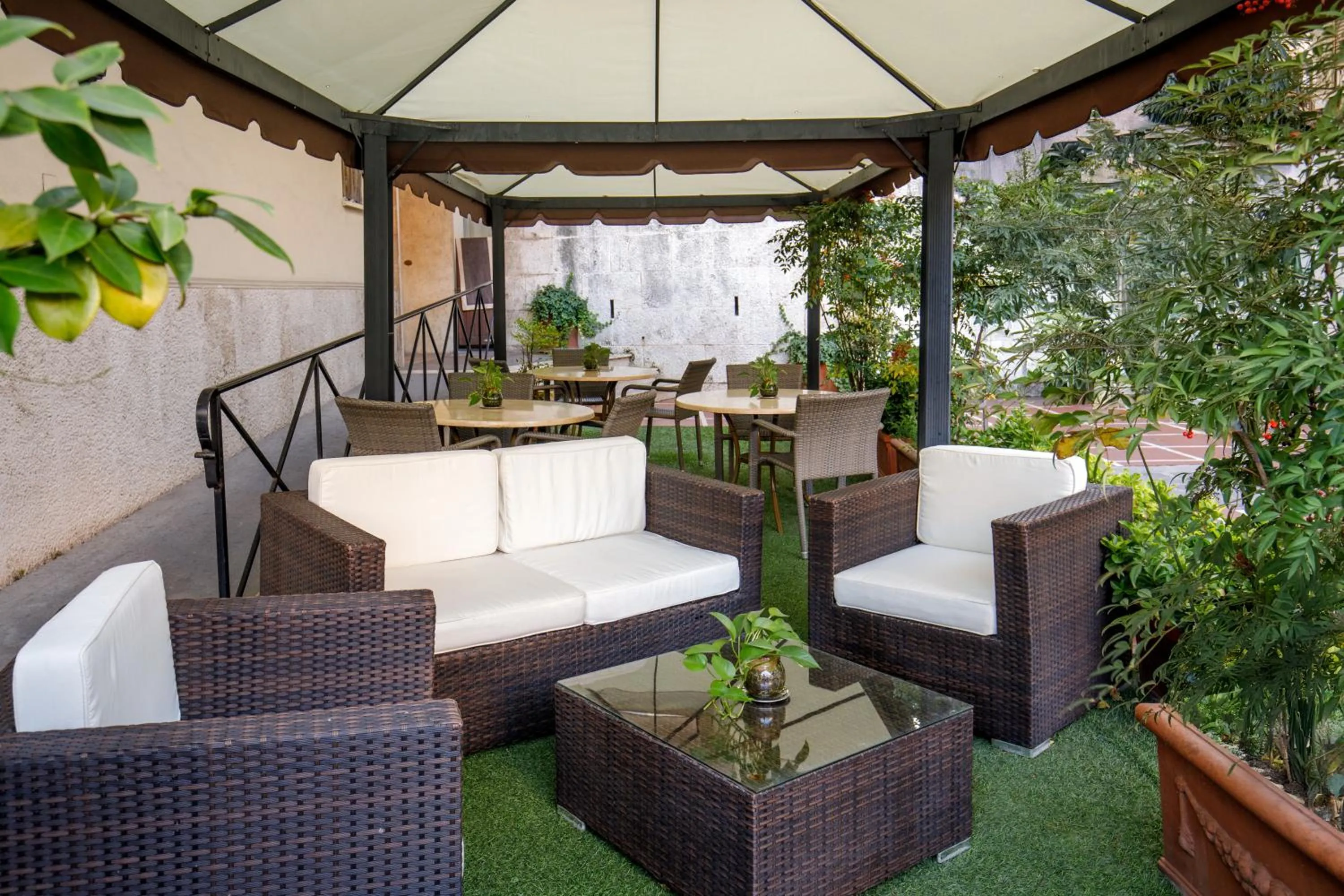 Inner courtyard view in Hotel Santa Costanza by OMNIA hotels