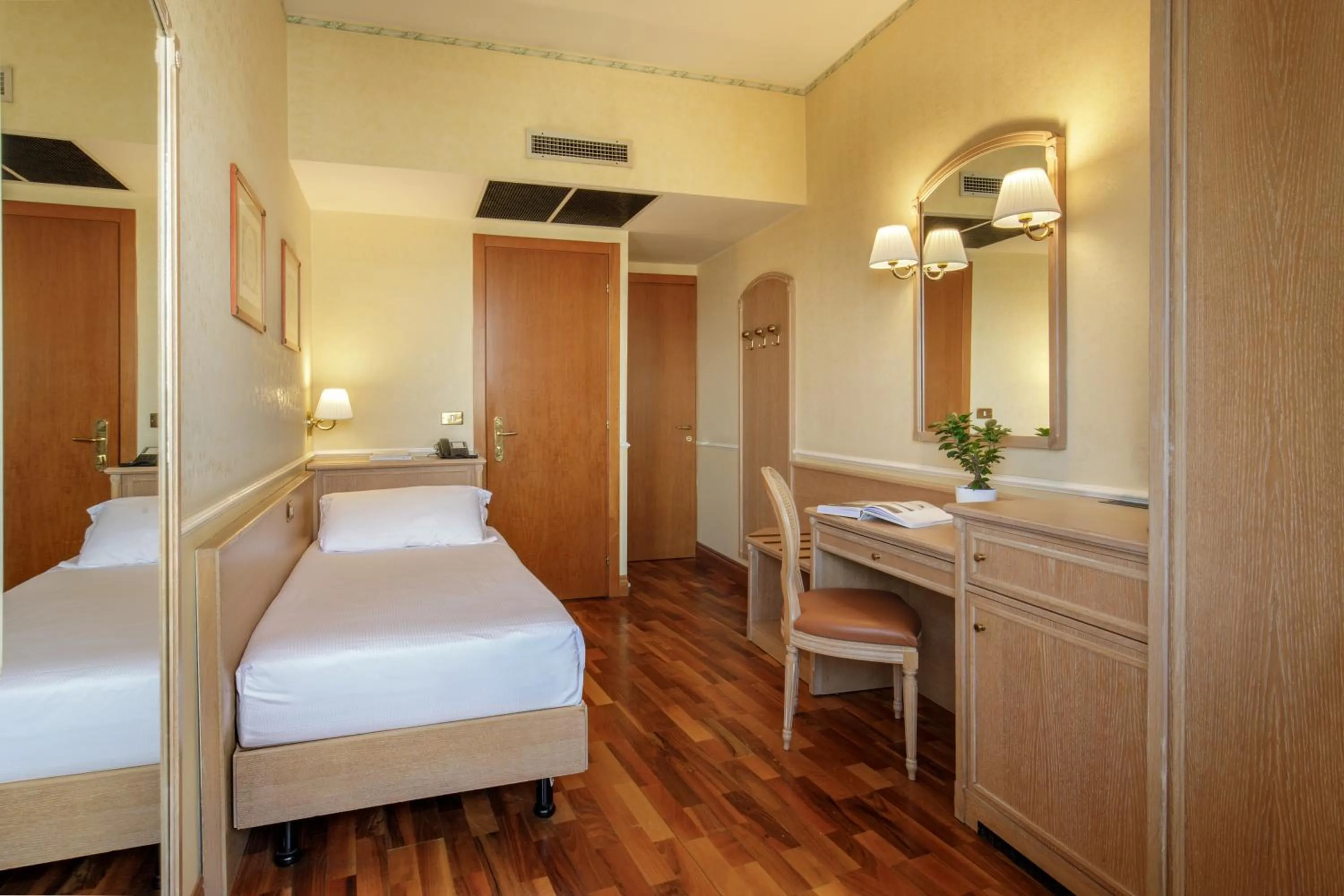 Bed in Hotel Santa Costanza by OMNIA hotels