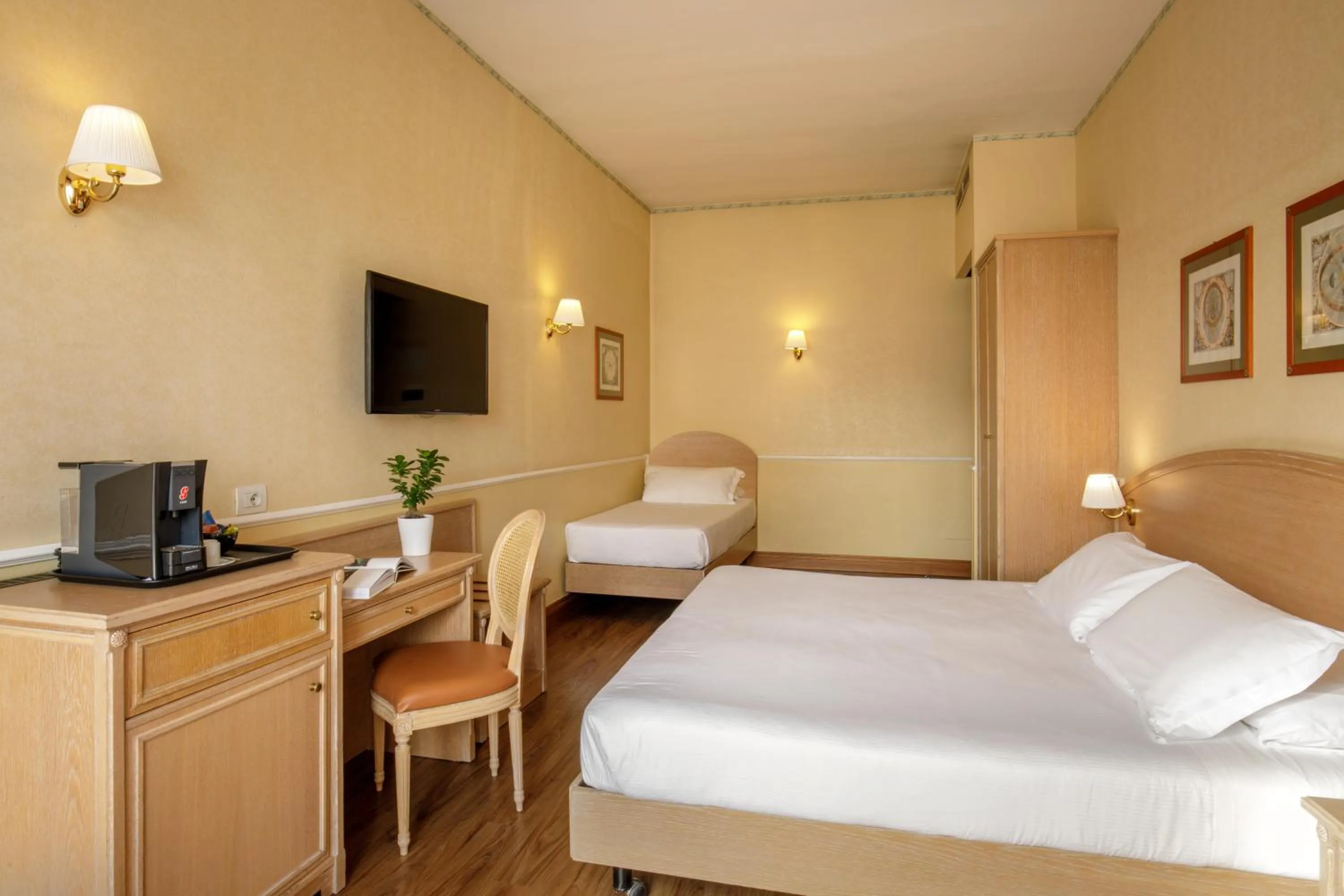 Bed in Hotel Santa Costanza by OMNIA hotels