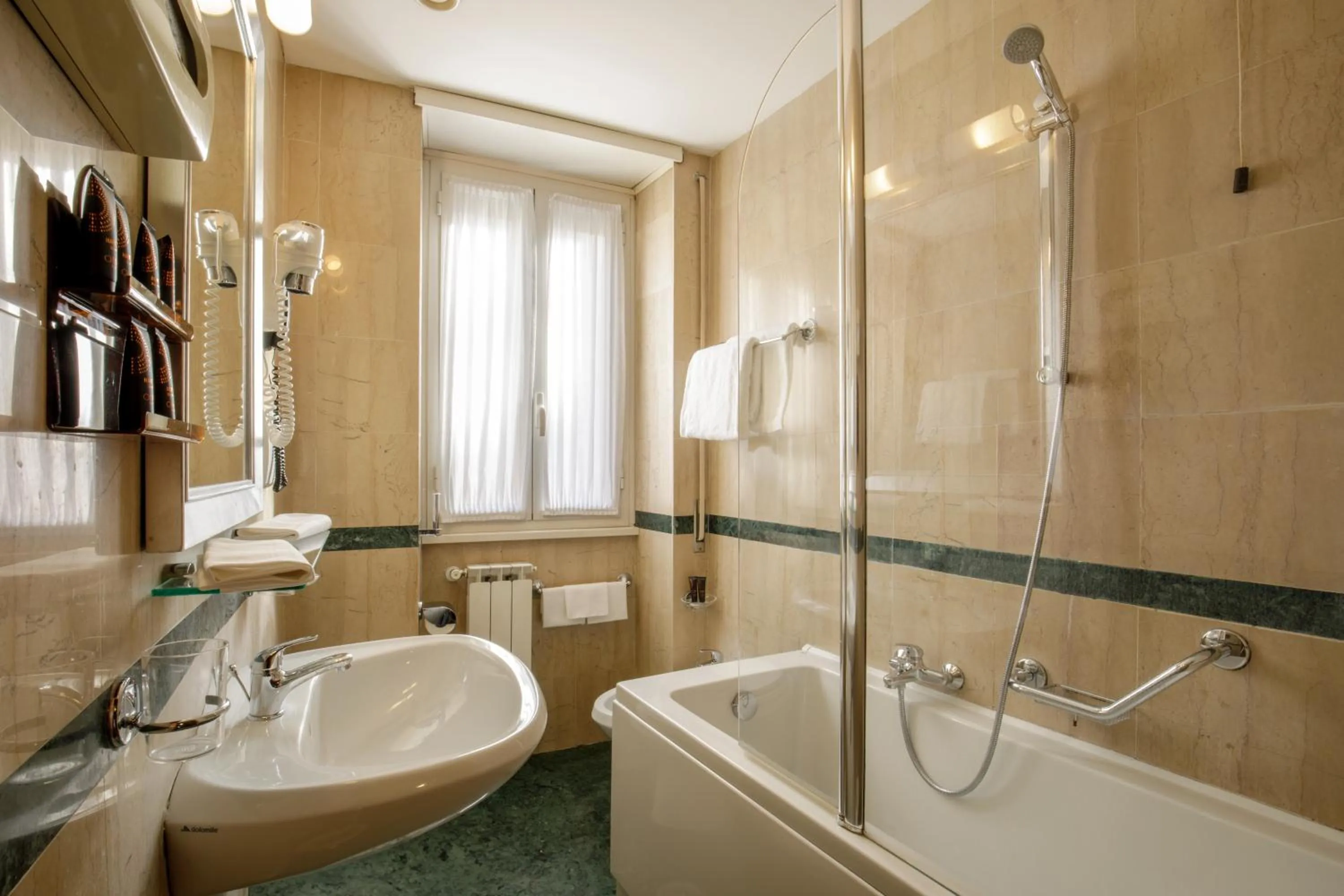 Toilet in Hotel Santa Costanza by OMNIA hotels