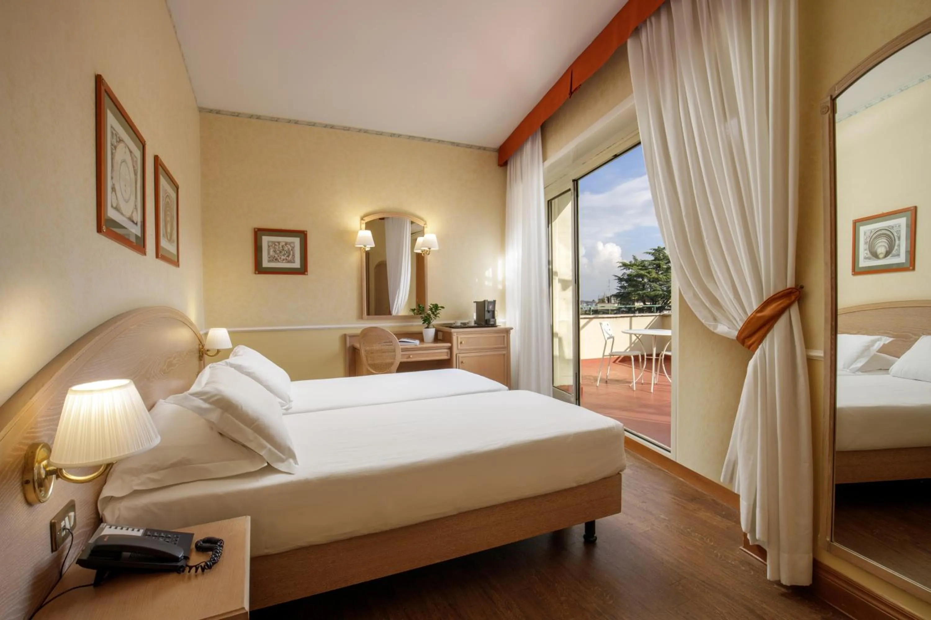 Bed in Hotel Santa Costanza by OMNIA hotels