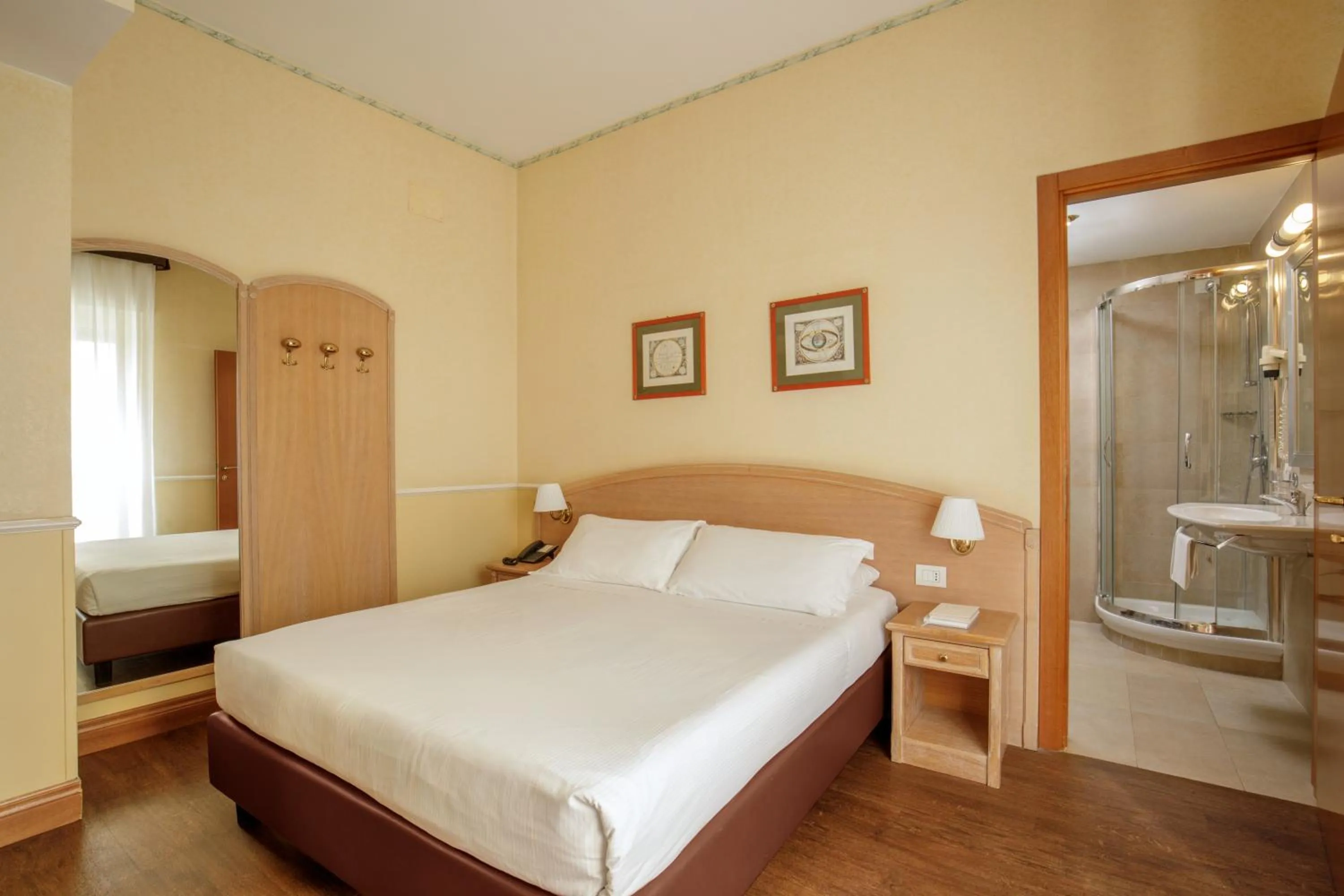 Shower, Bed in Hotel Santa Costanza by OMNIA hotels