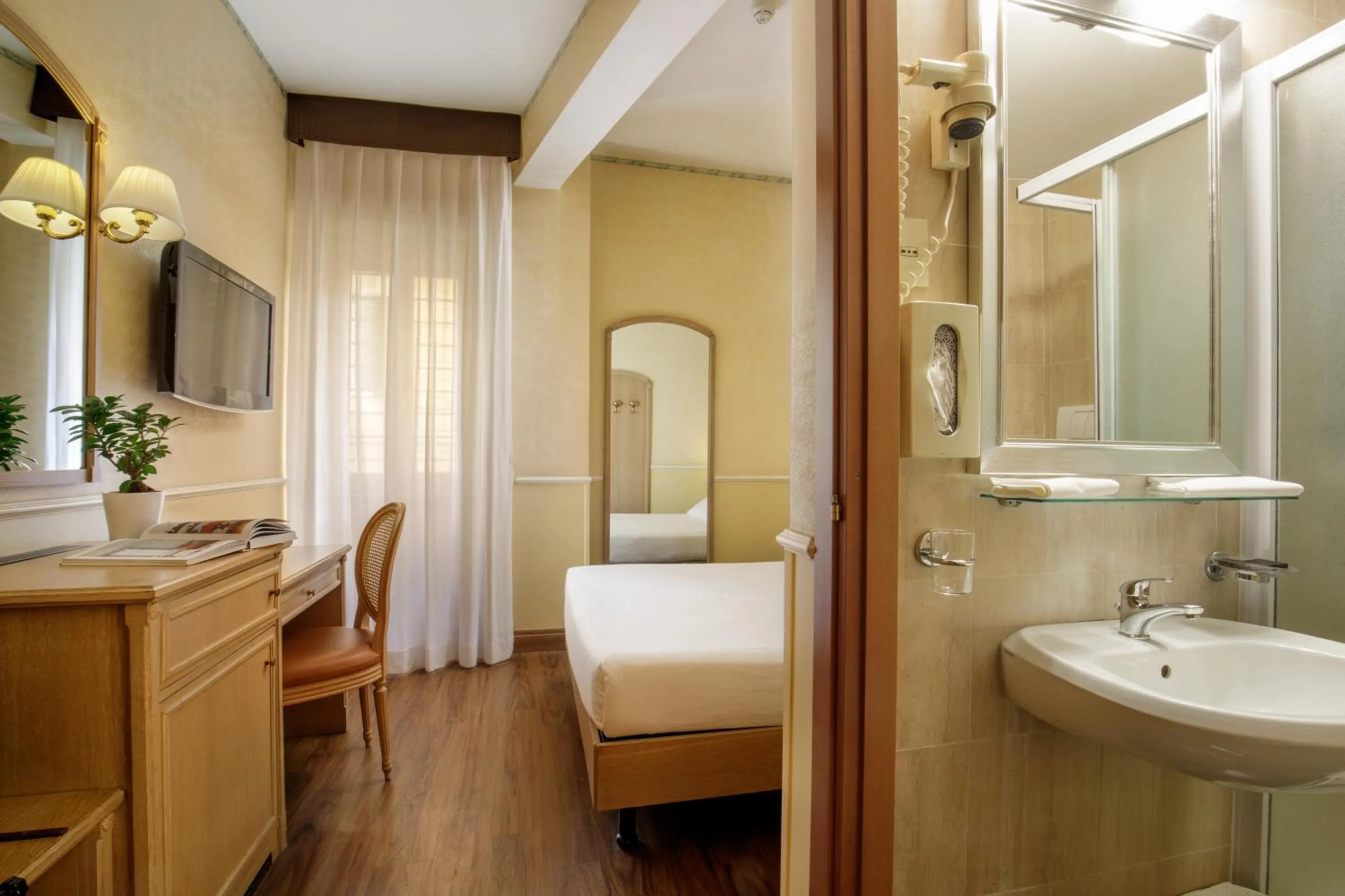 Shower, Bed in Hotel Santa Costanza by OMNIA hotels