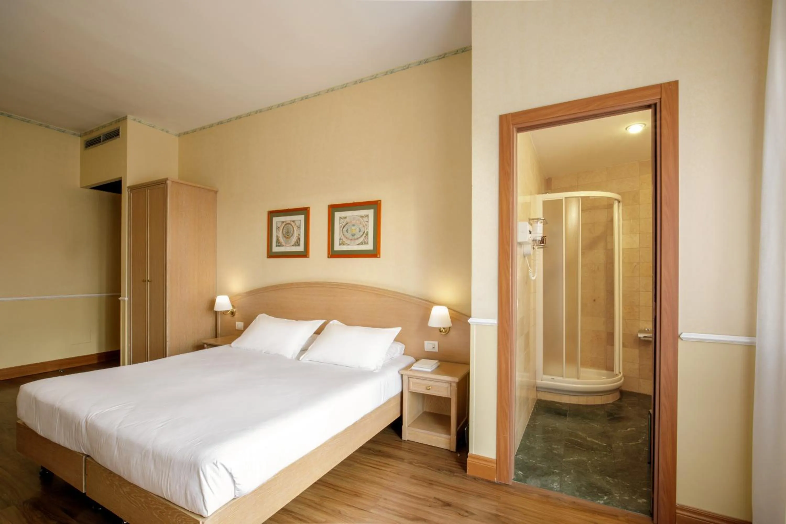 Shower, Bed in Hotel Santa Costanza by OMNIA hotels