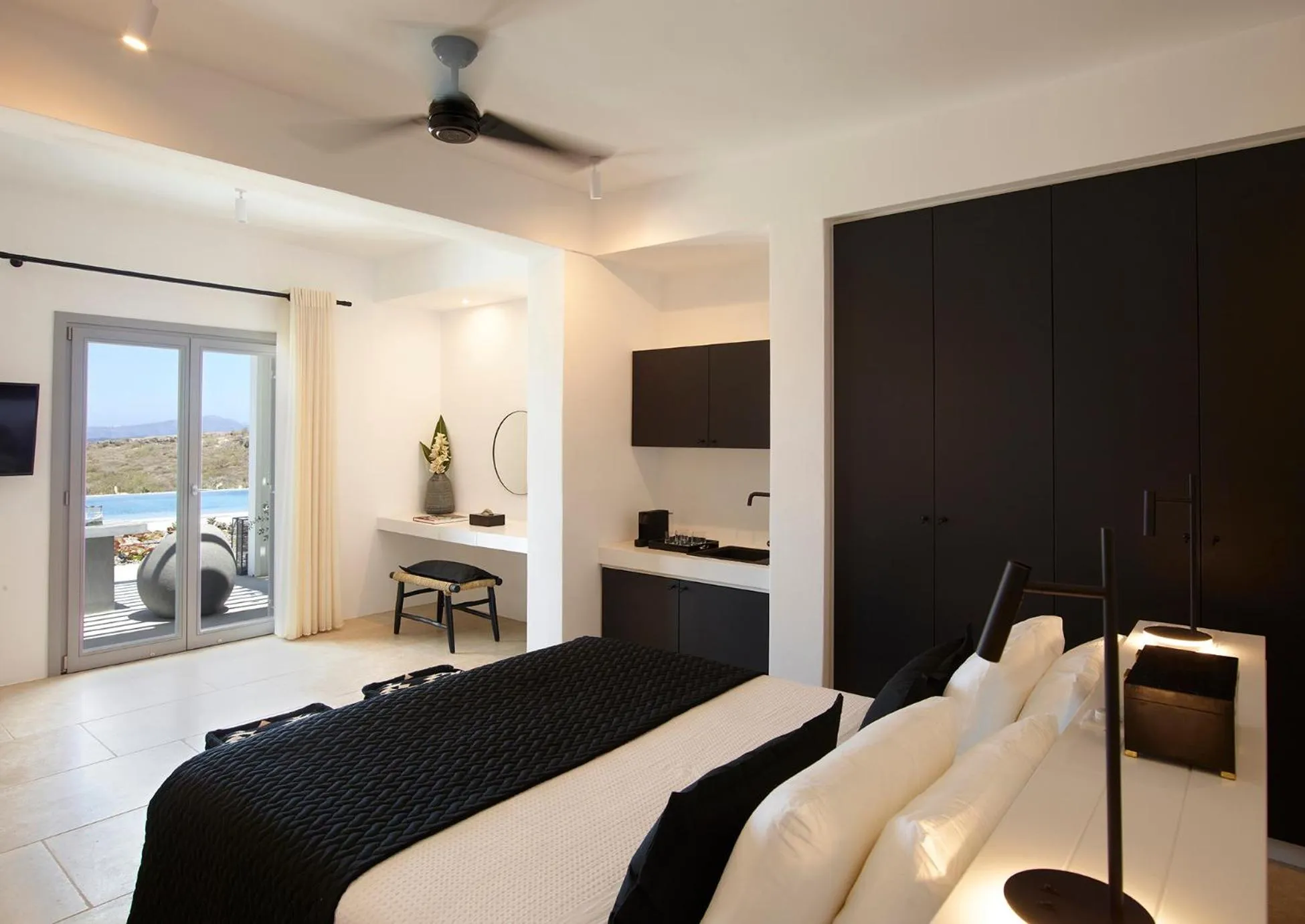 Bed in Absolute Paradise Santorini